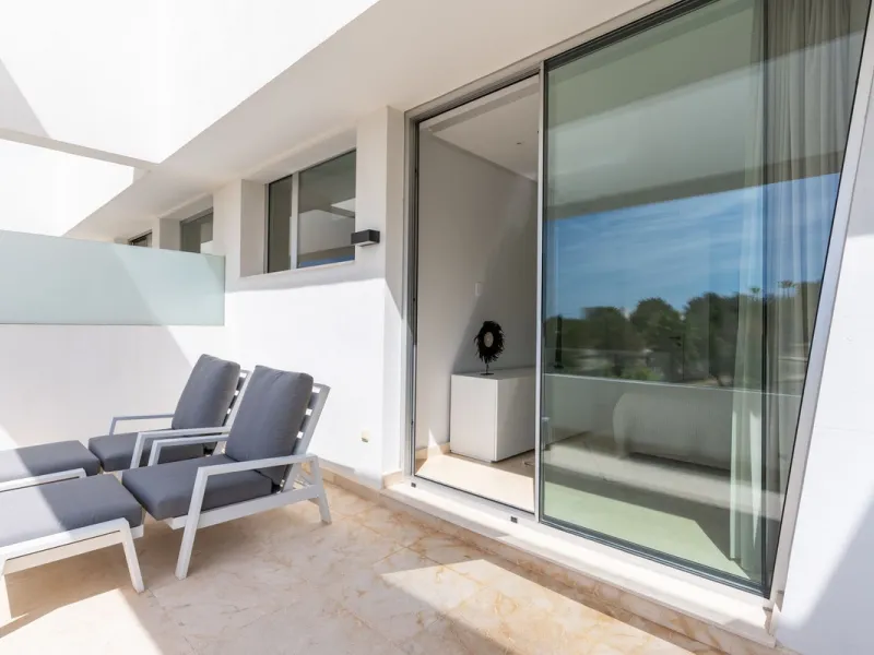 Stunning development of 24 townhouses, is located in the exclusive residential area in Río Real and right next to one of the best golf courses, the exclusive Rio Real Golf and Hotel and all its facilities, close to the beach, the sea and the lovely center