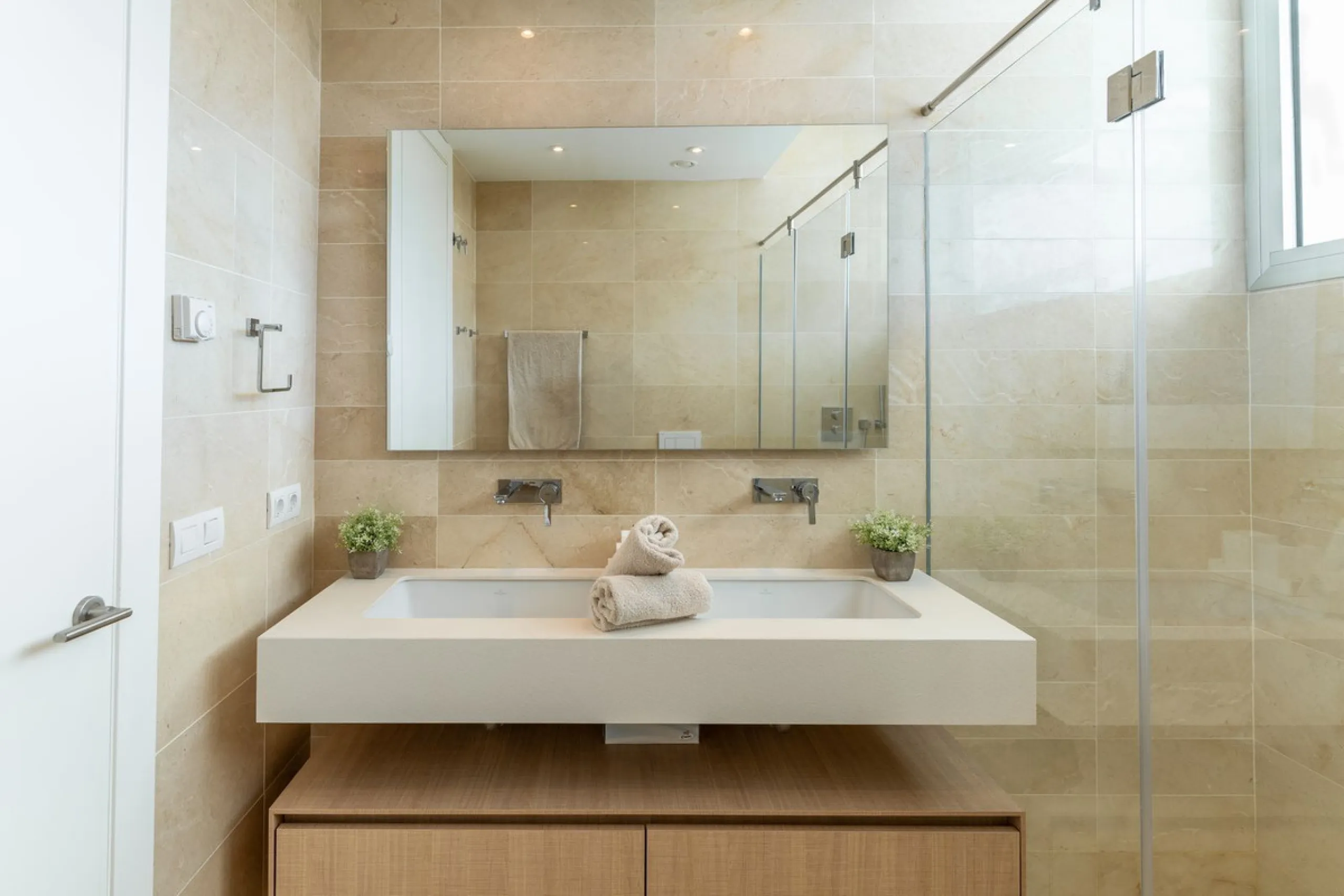 Stunning development of 24 townhouses, is located in the exclusive residential area in Río Real and right next to one of the best golf courses, the exclusive Rio Real Golf and Hotel and all its facilities, close to the beach, the sea and the lovely center