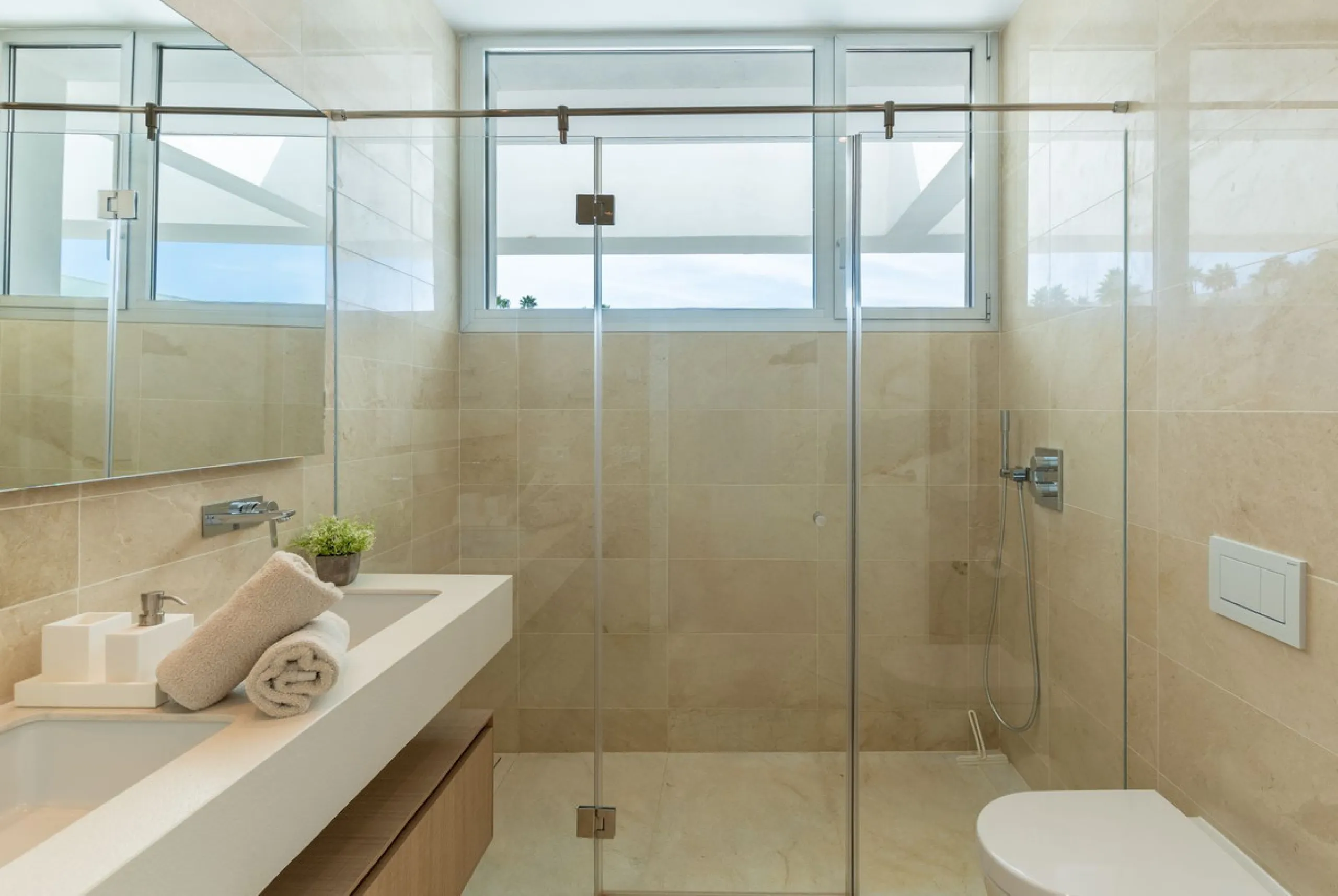 Stunning development of 24 townhouses, is located in the exclusive residential area in Río Real and right next to one of the best golf courses, the exclusive Rio Real Golf and Hotel and all its facilities, close to the beach, the sea and the lovely center