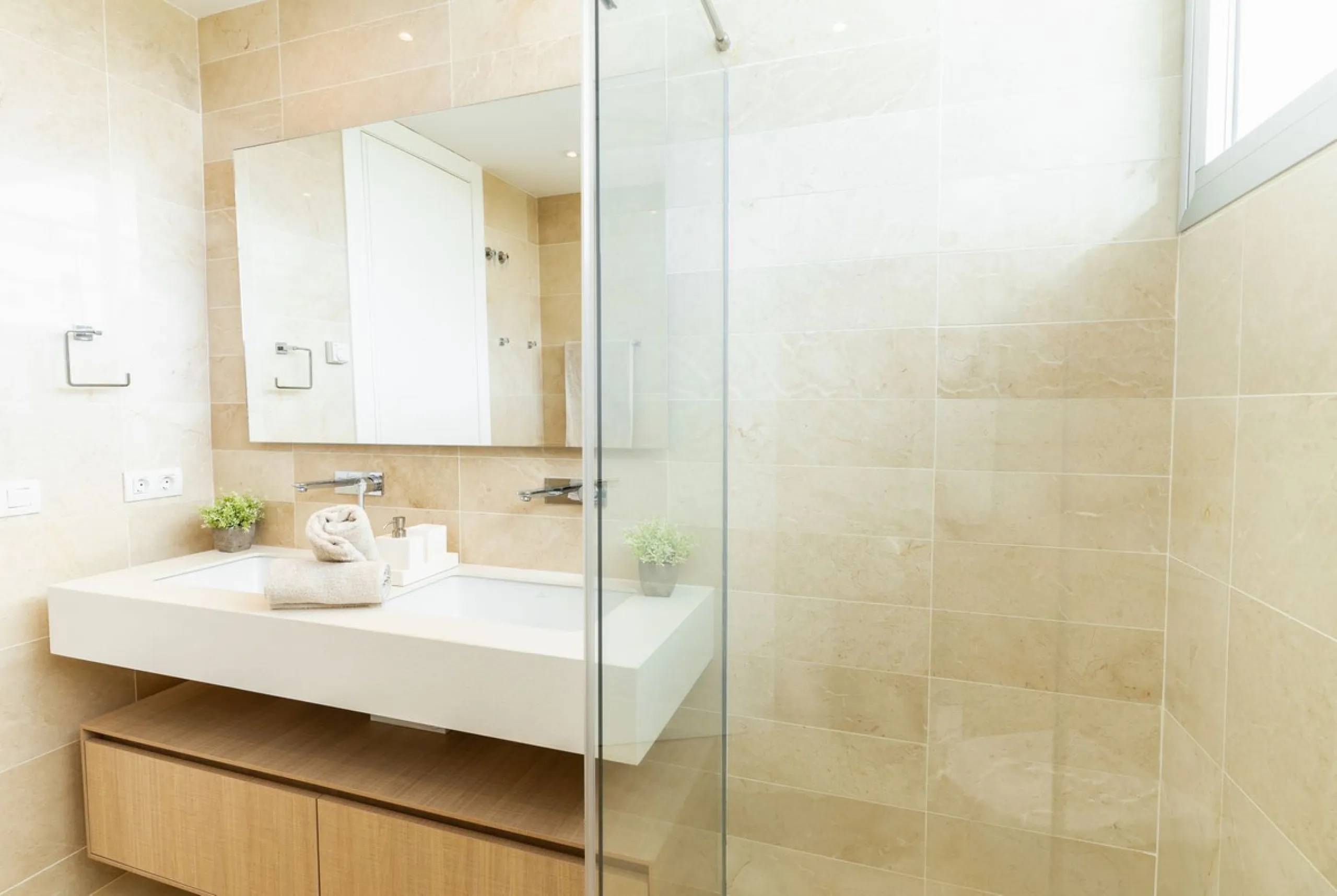 Stunning development of 24 townhouses, is located in the exclusive residential area in Río Real and right next to one of the best golf courses, the exclusive Rio Real Golf and Hotel and all its facilities, close to the beach, the sea and the lovely center