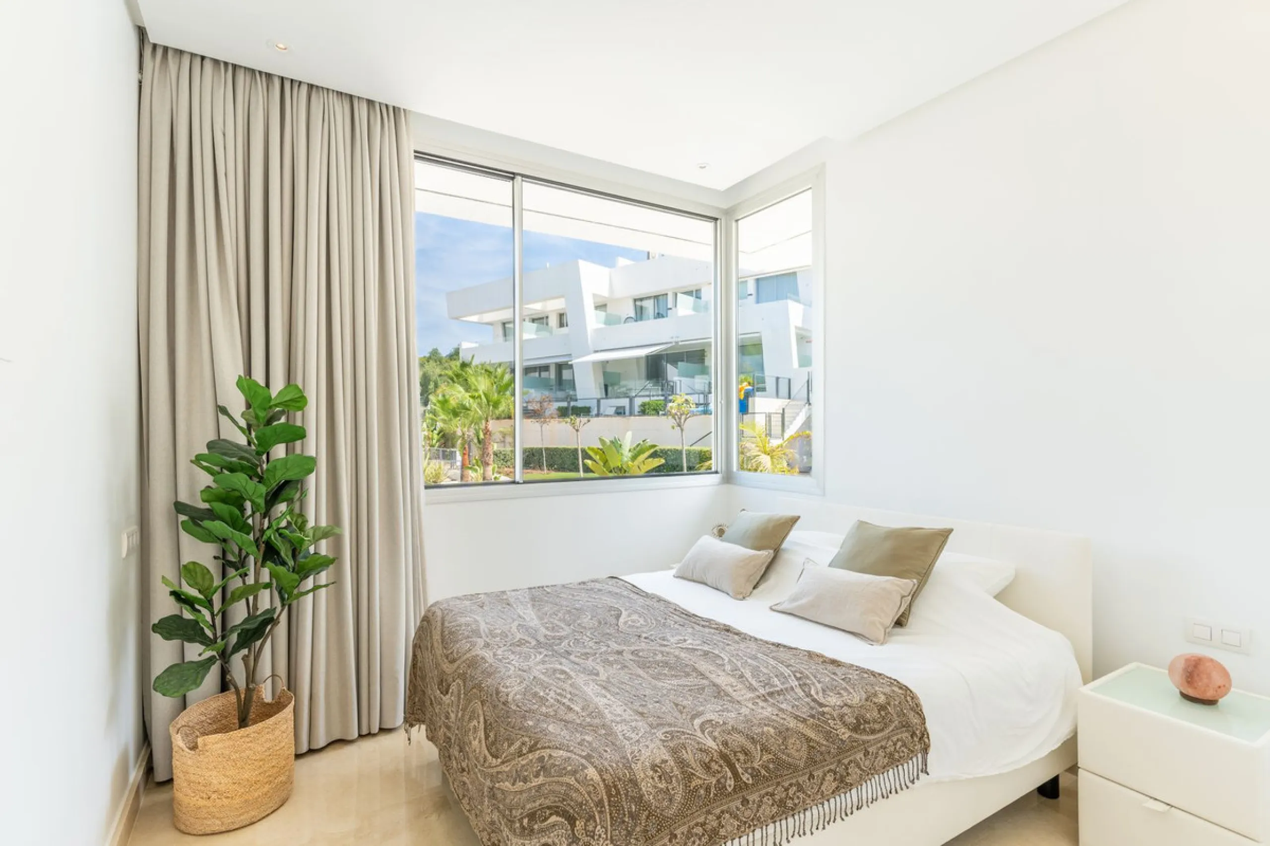 Stunning development of 24 townhouses, is located in the exclusive residential area in Río Real and right next to one of the best golf courses, the exclusive Rio Real Golf and Hotel and all its facilities, close to the beach, the sea and the lovely center