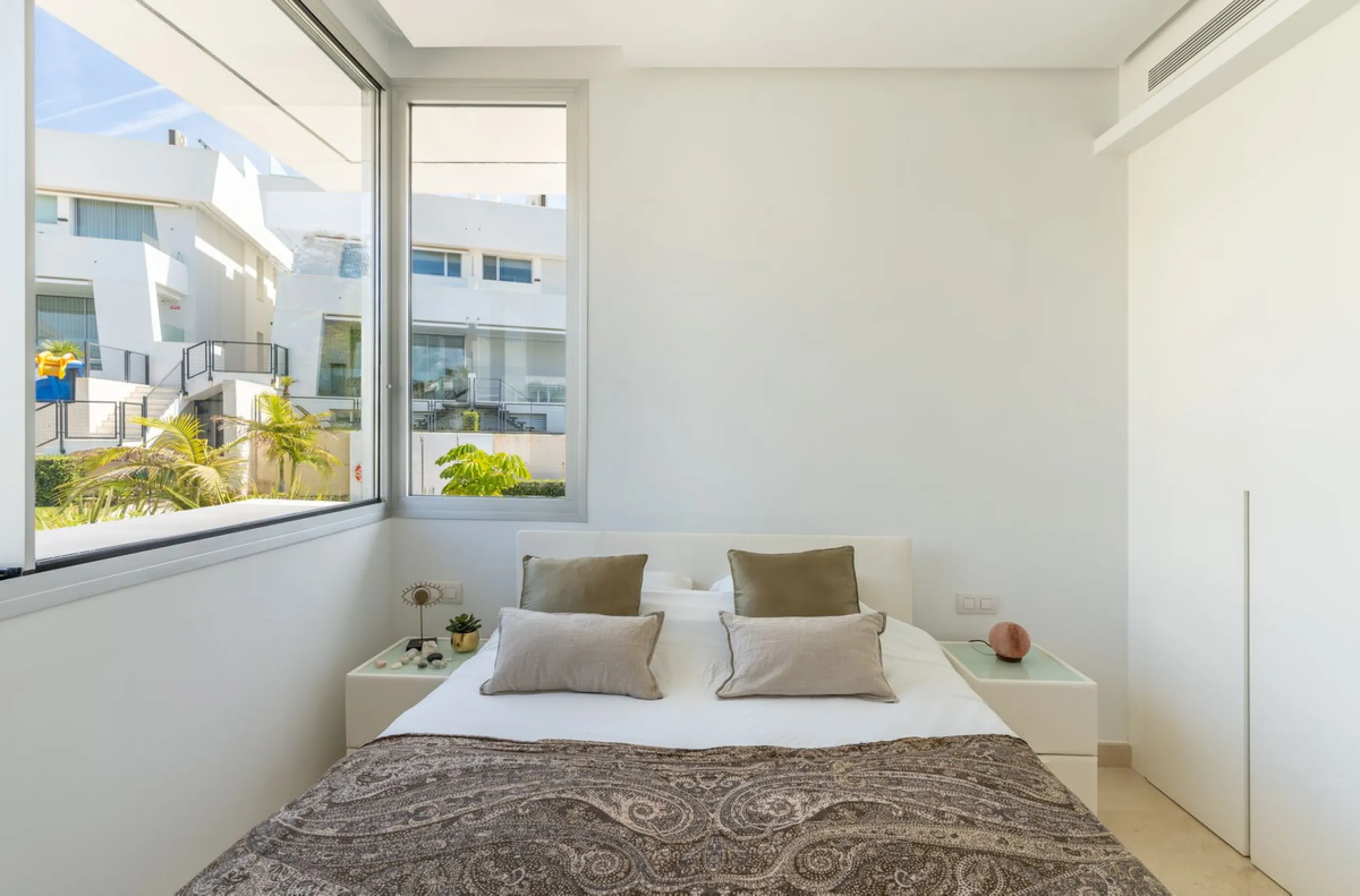 Stunning development of 24 townhouses, is located in the exclusive residential area in Río Real and right next to one of the best golf courses, the exclusive Rio Real Golf and Hotel and all its facilities, close to the beach, the sea and the lovely center