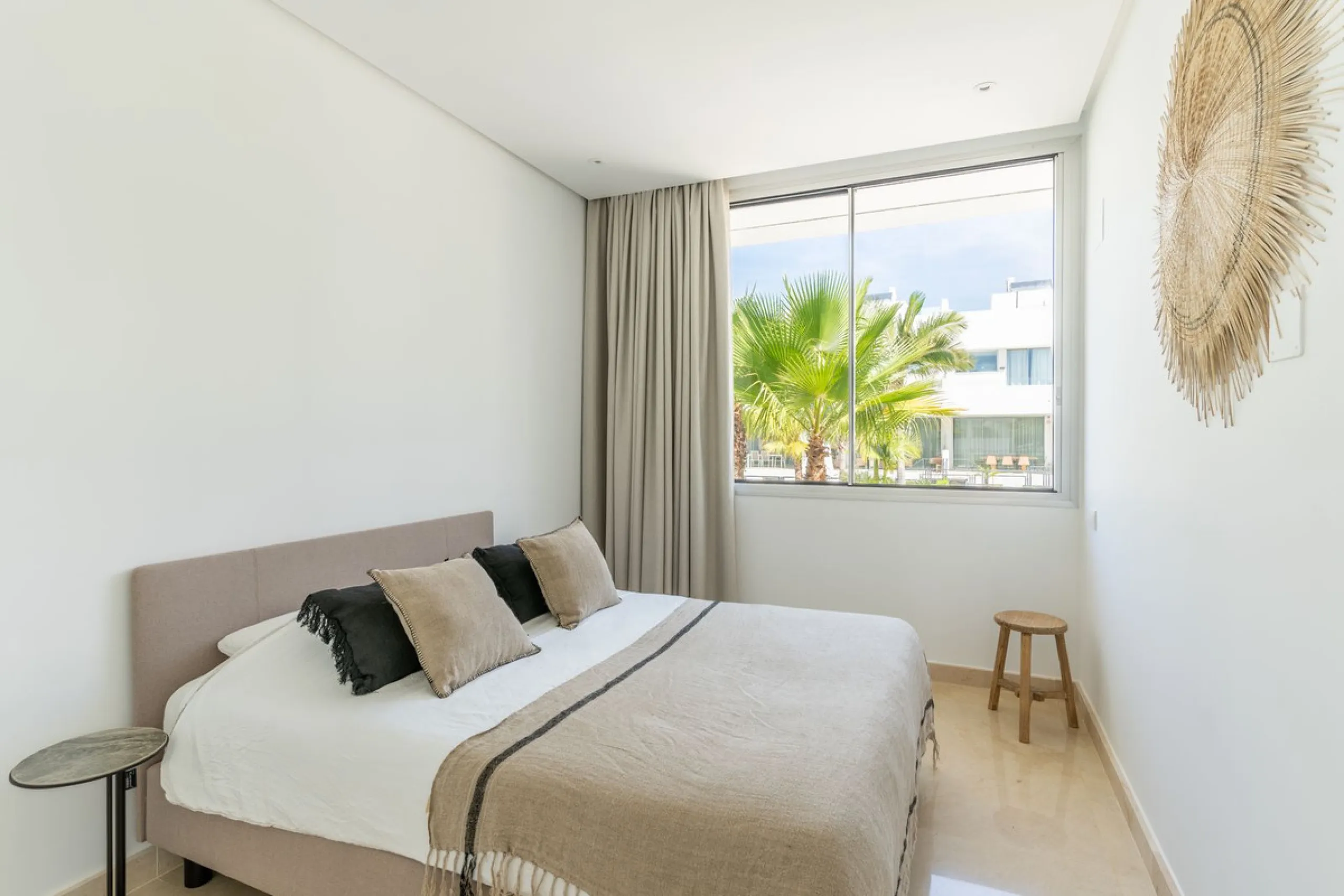 Stunning development of 24 townhouses, is located in the exclusive residential area in Río Real and right next to one of the best golf courses, the exclusive Rio Real Golf and Hotel and all its facilities, close to the beach, the sea and the lovely center