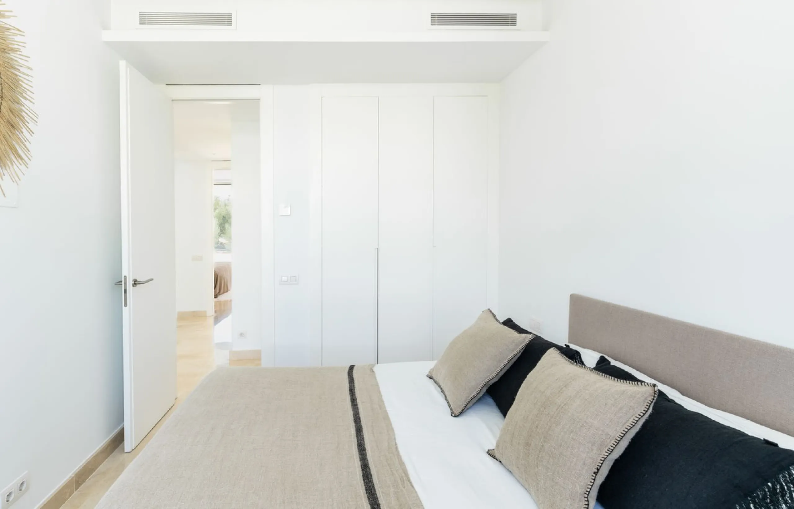 Stunning development of 24 townhouses, is located in the exclusive residential area in Río Real and right next to one of the best golf courses, the exclusive Rio Real Golf and Hotel and all its facilities, close to the beach, the sea and the lovely center