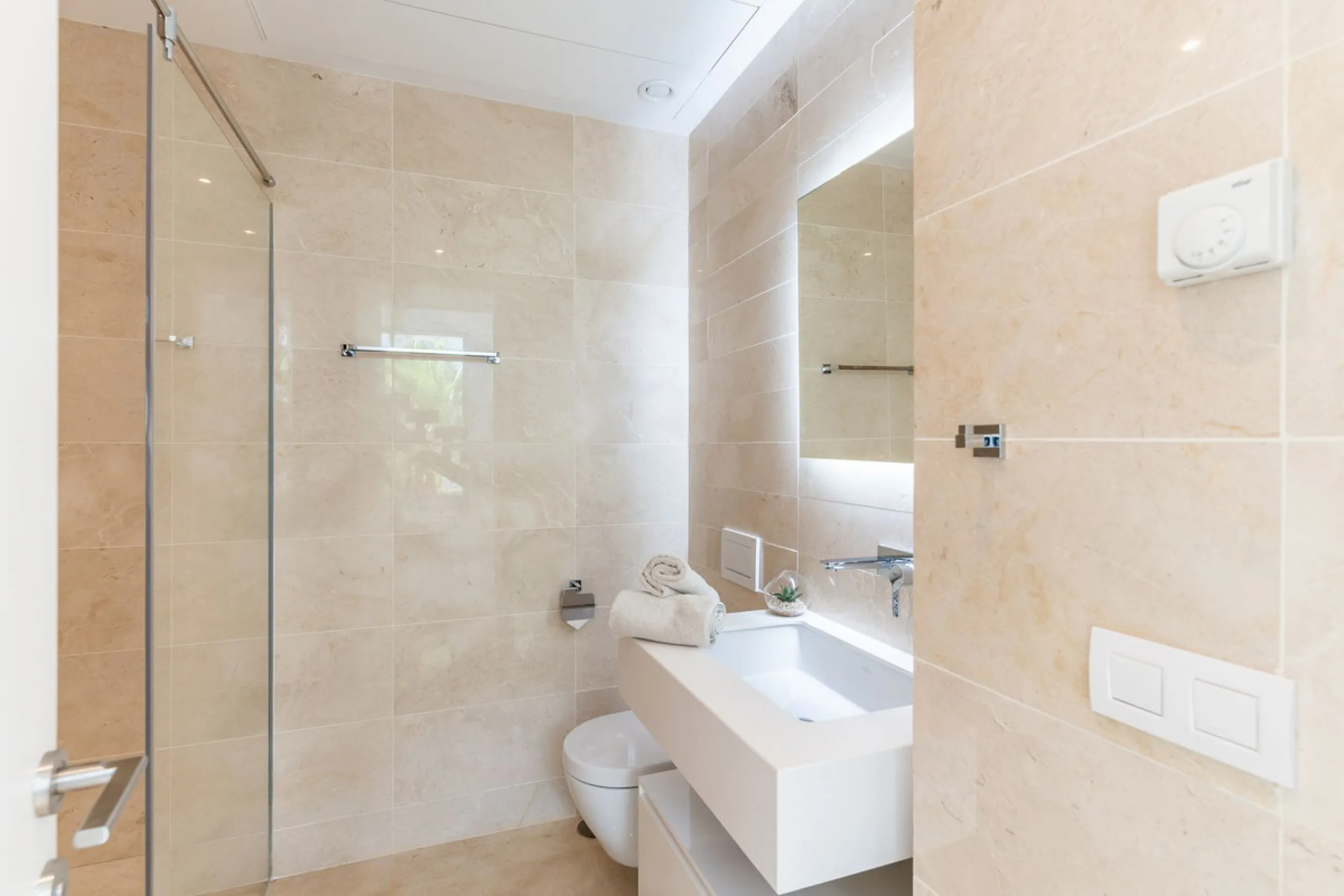 Stunning development of 24 townhouses, is located in the exclusive residential area in Río Real and right next to one of the best golf courses, the exclusive Rio Real Golf and Hotel and all its facilities, close to the beach, the sea and the lovely center
