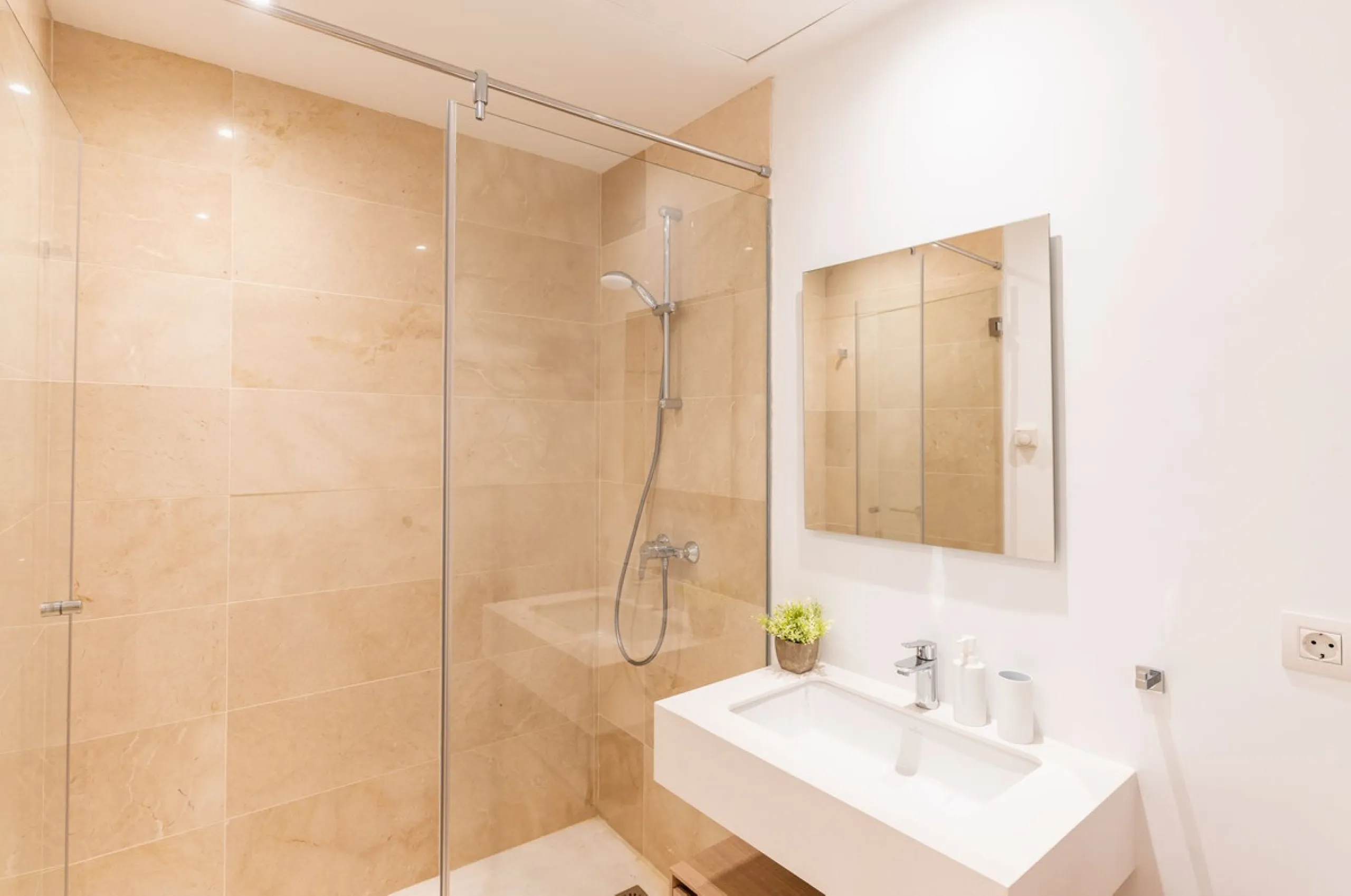 Stunning development of 24 townhouses, is located in the exclusive residential area in Río Real and right next to one of the best golf courses, the exclusive Rio Real Golf and Hotel and all its facilities, close to the beach, the sea and the lovely center
