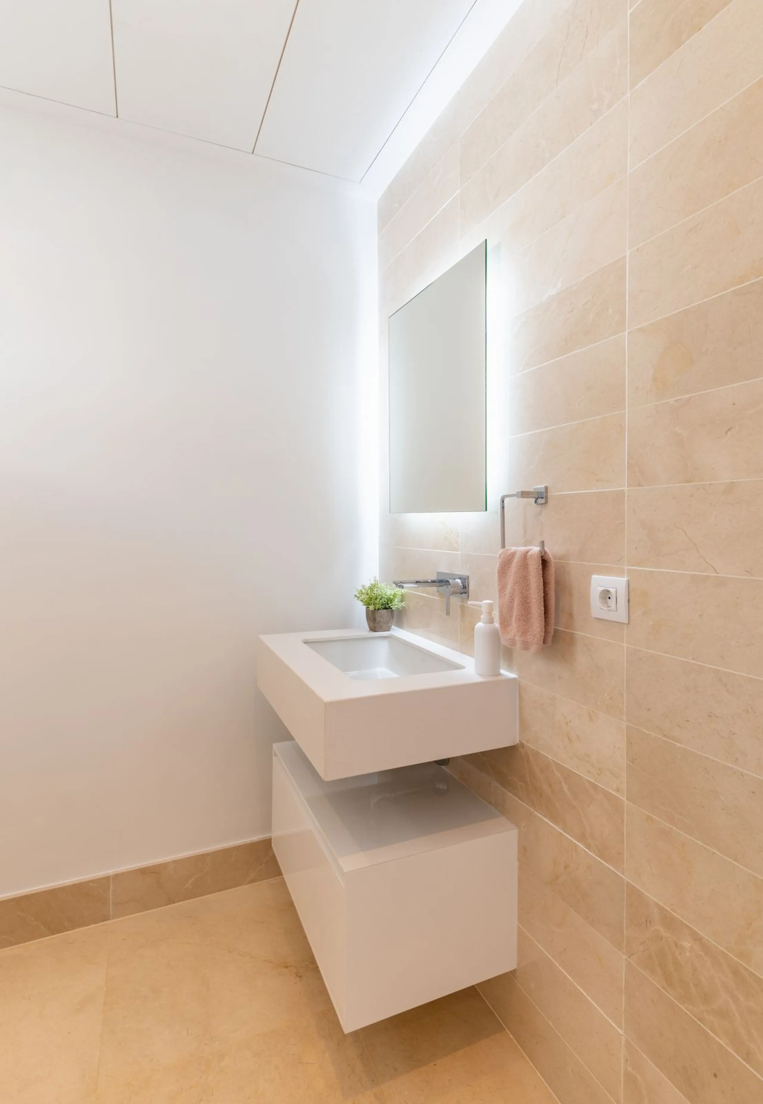 Stunning development of 24 townhouses, is located in the exclusive residential area in Río Real and right next to one of the best golf courses, the exclusive Rio Real Golf and Hotel and all its facilities, close to the beach, the sea and the lovely center