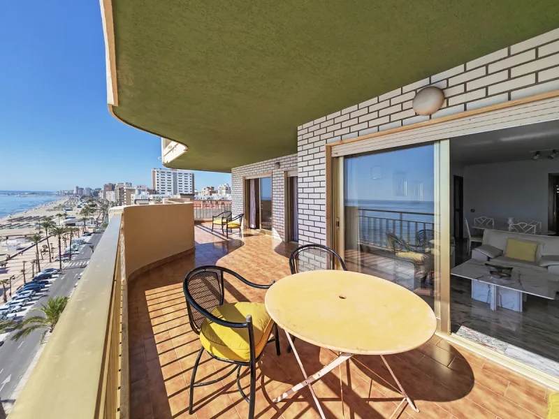 Apartment for sale in , Fuengirola with 5 bedrooms, 4 bathrooms and with orientation south, with communal swimming pool and communal garden. Regarding property dimensions, it has 260 m² built and 50 m² terrace. Has the following facilities front line beac