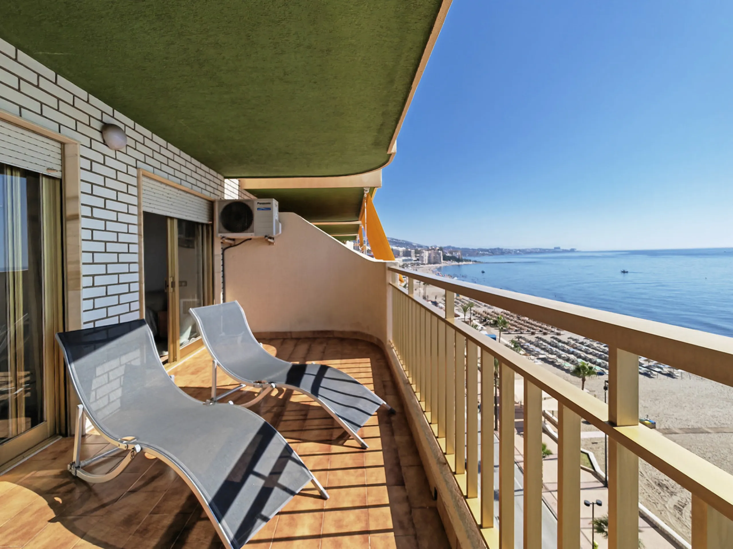 Apartment for sale in , Fuengirola with 5 bedrooms, 4 bathrooms and with orientation south, with communal swimming pool and communal garden. Regarding property dimensions, it has 260 m² built and 50 m² terrace. Has the following facilities front line beac