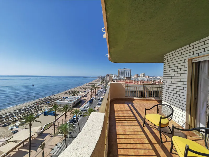 Apartment for sale in , Fuengirola with 5 bedrooms, 4 bathrooms and with orientation south, with communal swimming pool and communal garden. Regarding property dimensions, it has 260 m² built and 50 m² terrace. Has the following facilities front line beac