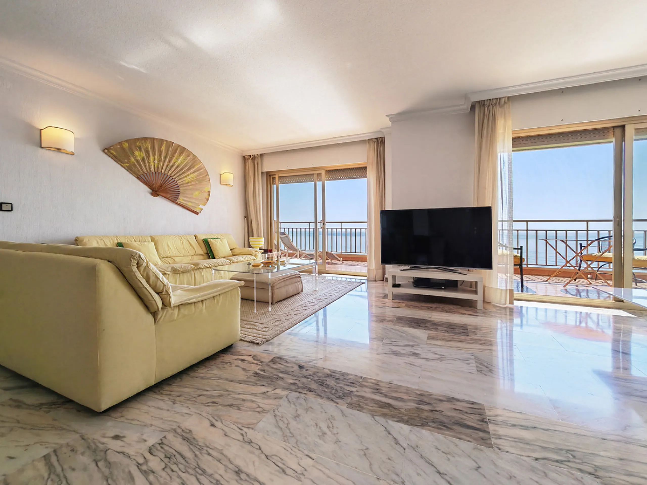 Apartment for sale in , Fuengirola with 5 bedrooms, 4 bathrooms and with orientation south, with communal swimming pool and communal garden. Regarding property dimensions, it has 260 m² built and 50 m² terrace. Has the following facilities front line beac