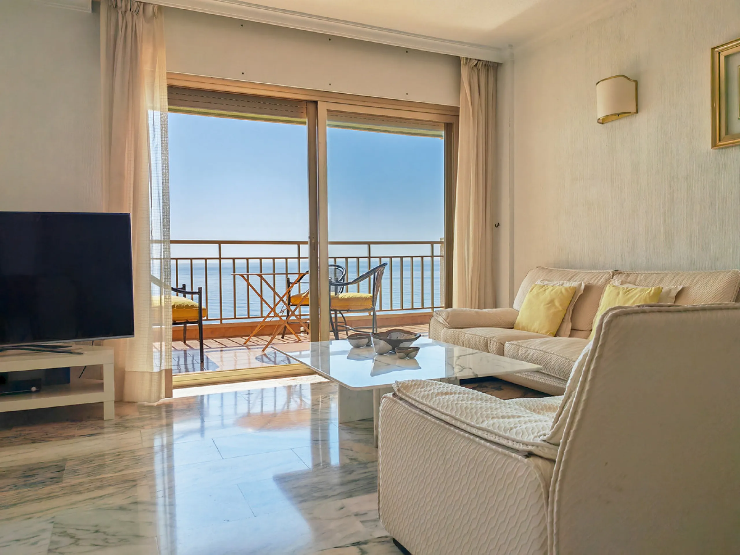 Apartment for sale in , Fuengirola with 5 bedrooms, 4 bathrooms and with orientation south, with communal swimming pool and communal garden. Regarding property dimensions, it has 260 m² built and 50 m² terrace. Has the following facilities front line beac