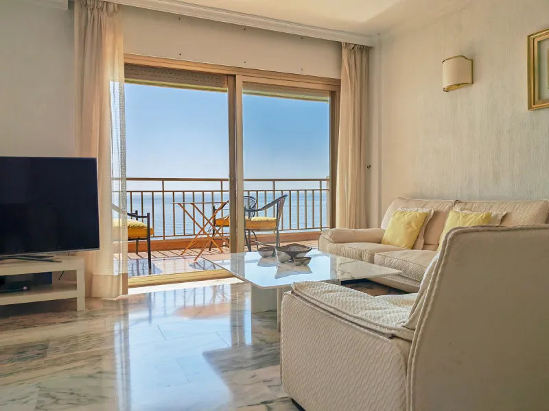 Apartment for sale in , Fuengirola with 5 bedrooms, 4 bathrooms and with orientation south, with communal swimming pool and communal garden. Regarding property dimensions, it has 260 m² built and 50 m² terrace. Has the following facilities front line beac