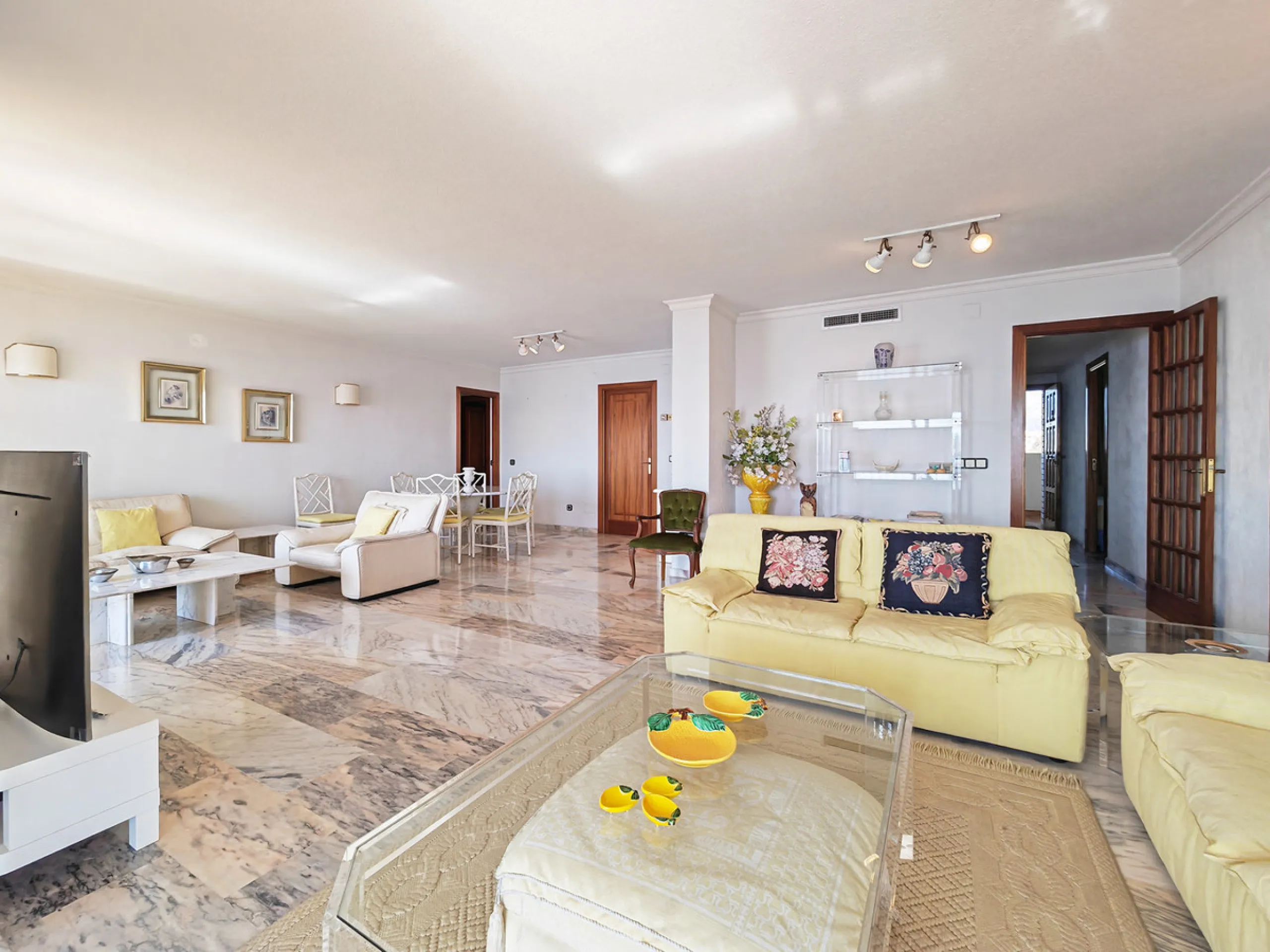 Apartment for sale in , Fuengirola with 5 bedrooms, 4 bathrooms and with orientation south, with communal swimming pool and communal garden. Regarding property dimensions, it has 260 m² built and 50 m² terrace. Has the following facilities front line beac