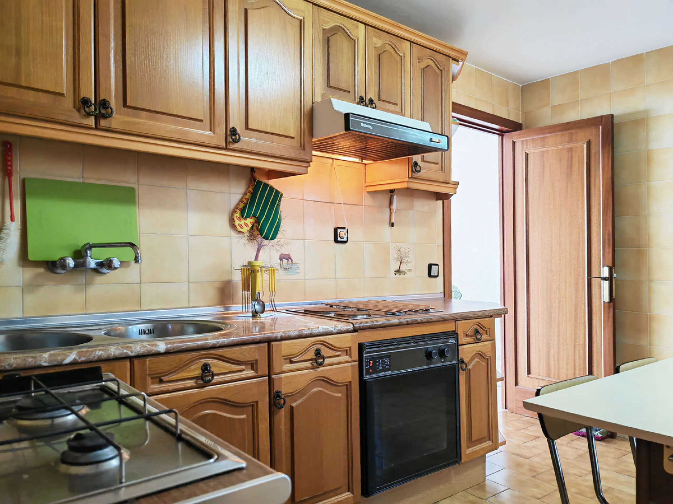 Apartment for sale in , Fuengirola with 5 bedrooms, 4 bathrooms and with orientation south, with communal swimming pool and communal garden. Regarding property dimensions, it has 260 m² built and 50 m² terrace. Has the following facilities front line beac