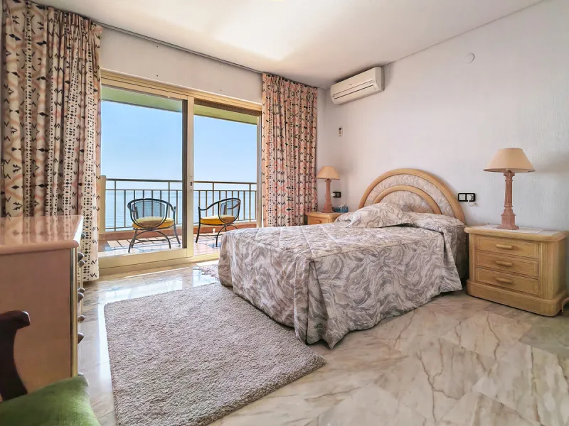Apartment for sale in , Fuengirola with 5 bedrooms, 4 bathrooms and with orientation south, with communal swimming pool and communal garden. Regarding property dimensions, it has 260 m² built and 50 m² terrace. Has the following facilities front line beac