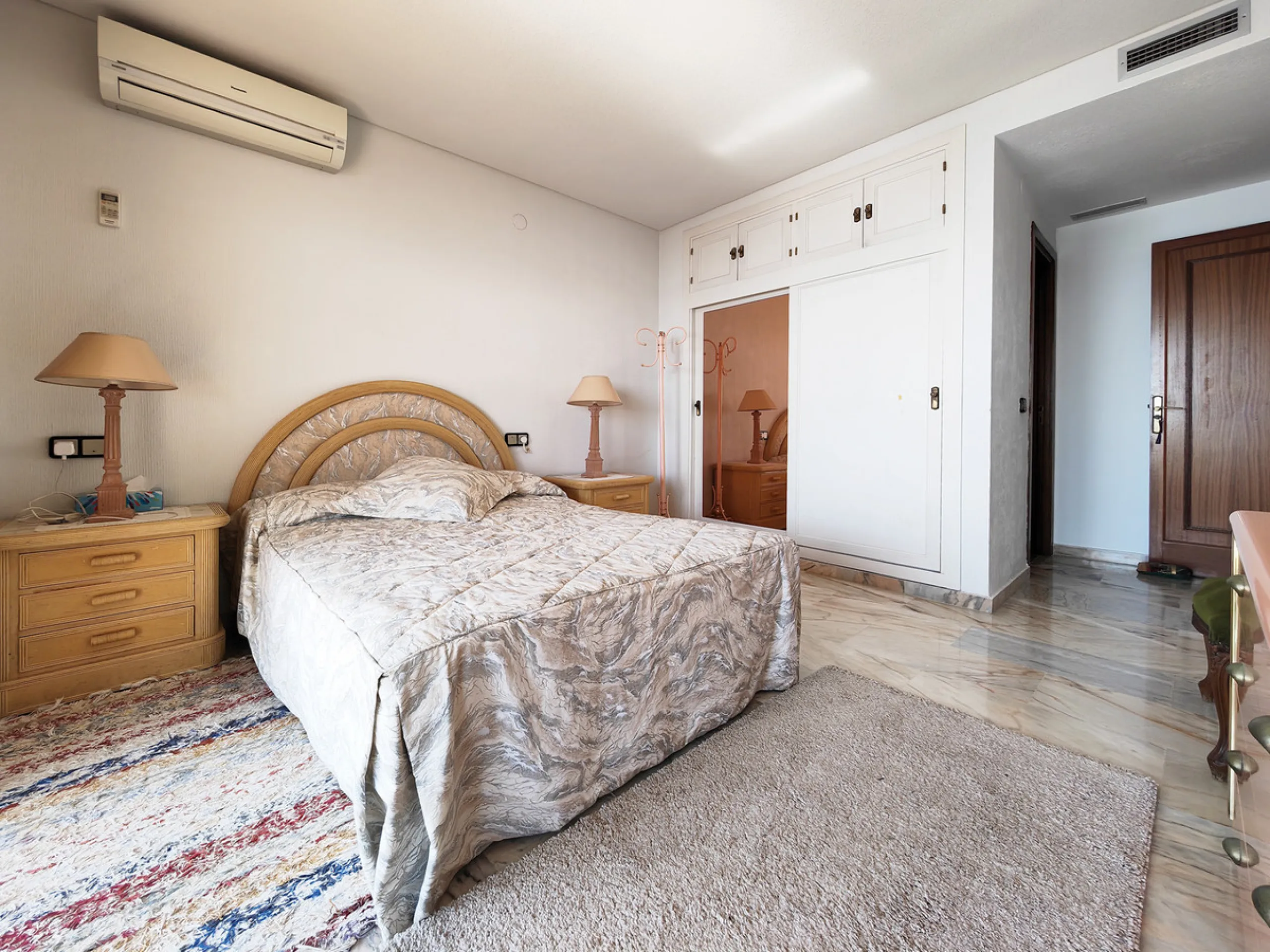 Apartment for sale in , Fuengirola with 5 bedrooms, 4 bathrooms and with orientation south, with communal swimming pool and communal garden. Regarding property dimensions, it has 260 m² built and 50 m² terrace. Has the following facilities front line beac