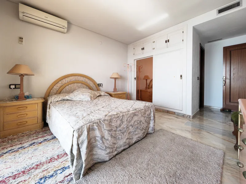 Apartment for sale in , Fuengirola with 5 bedrooms, 4 bathrooms and with orientation south, with communal swimming pool and communal garden. Regarding property dimensions, it has 260 m² built and 50 m² terrace. Has the following facilities front line beac