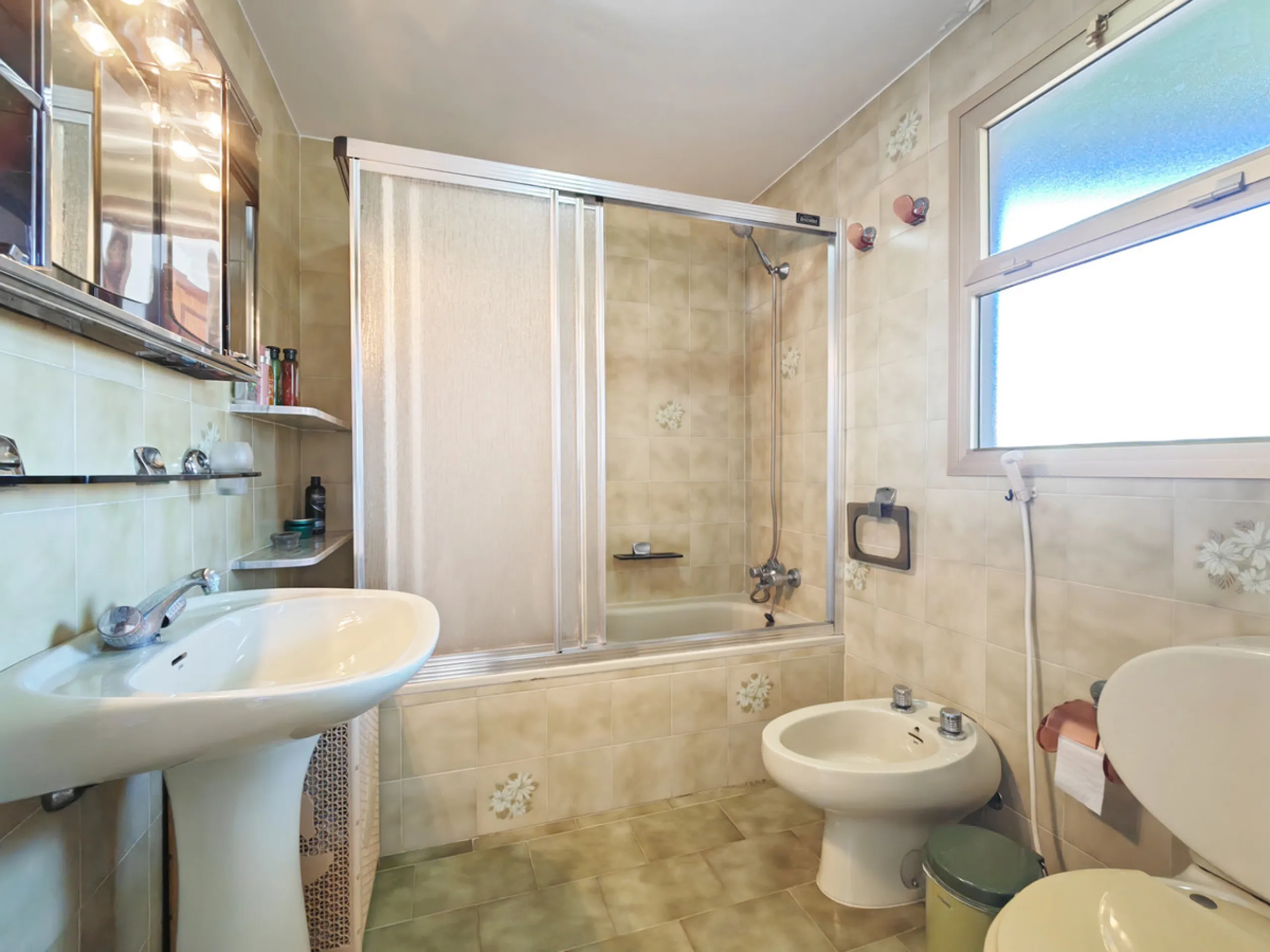 Apartment for sale in , Fuengirola with 5 bedrooms, 4 bathrooms and with orientation south, with communal swimming pool and communal garden. Regarding property dimensions, it has 260 m² built and 50 m² terrace. Has the following facilities front line beac