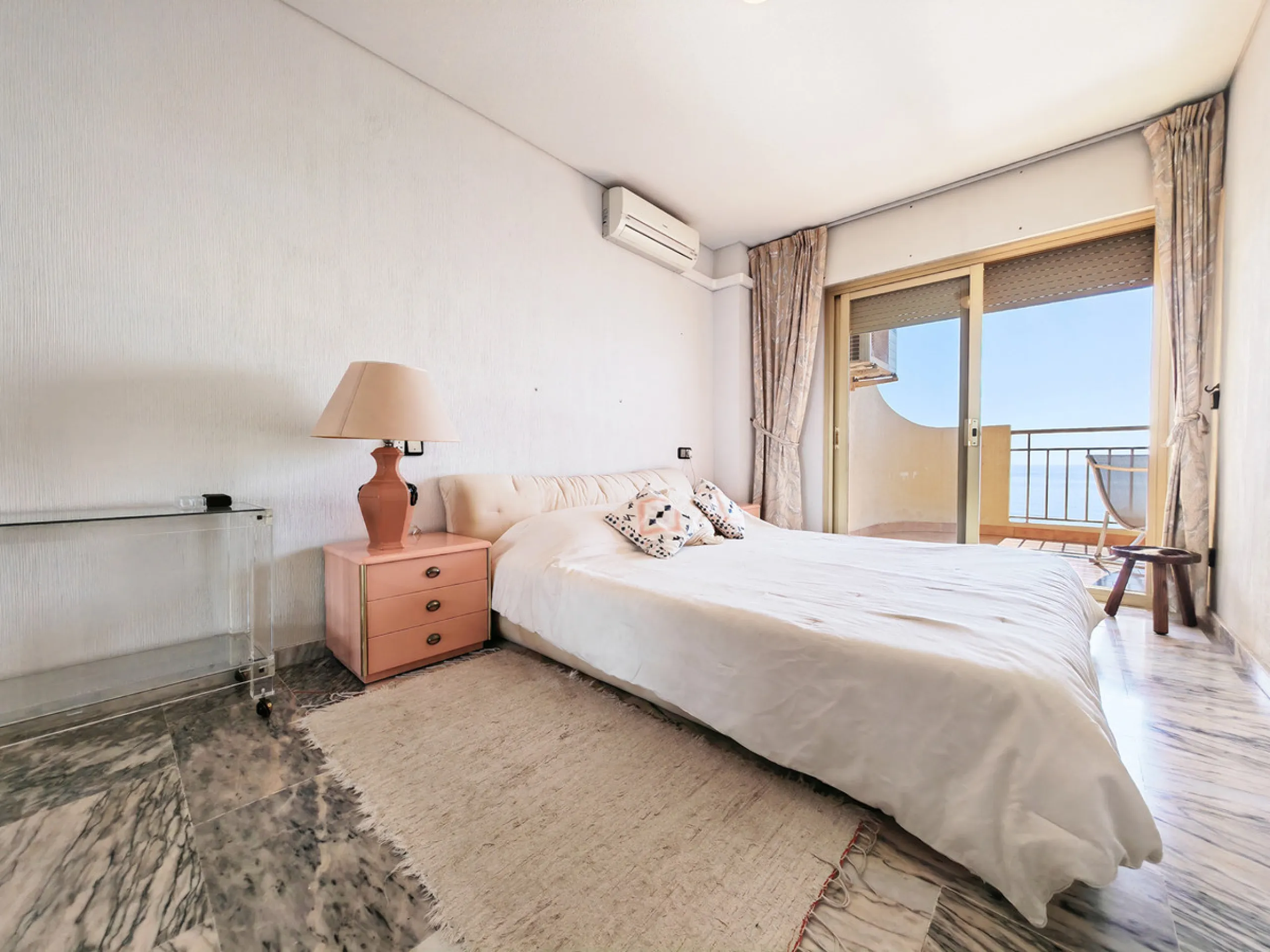 Apartment for sale in , Fuengirola with 5 bedrooms, 4 bathrooms and with orientation south, with communal swimming pool and communal garden. Regarding property dimensions, it has 260 m² built and 50 m² terrace. Has the following facilities front line beac