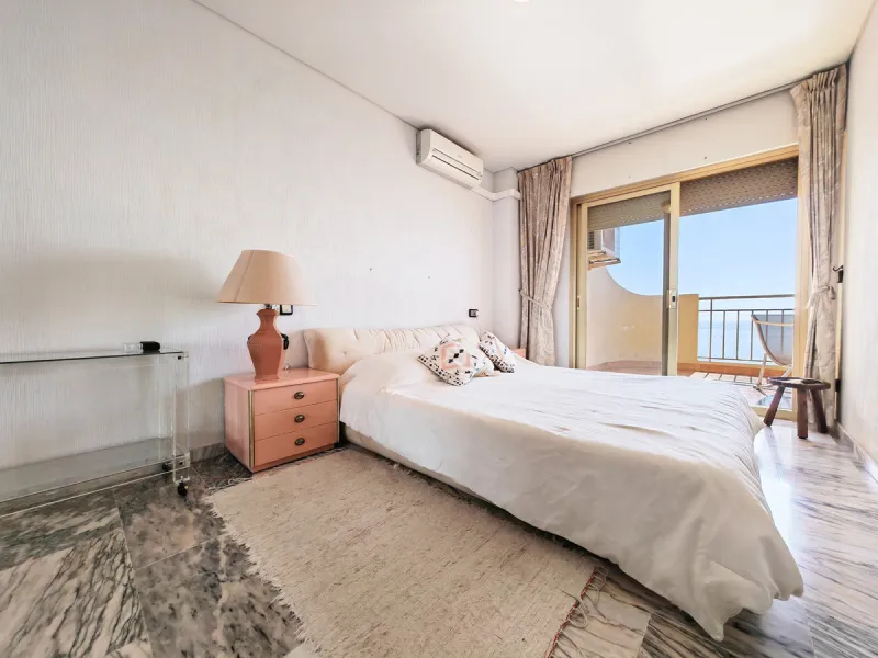 Apartment for sale in , Fuengirola with 5 bedrooms, 4 bathrooms and with orientation south, with communal swimming pool and communal garden. Regarding property dimensions, it has 260 m² built and 50 m² terrace. Has the following facilities front line beac