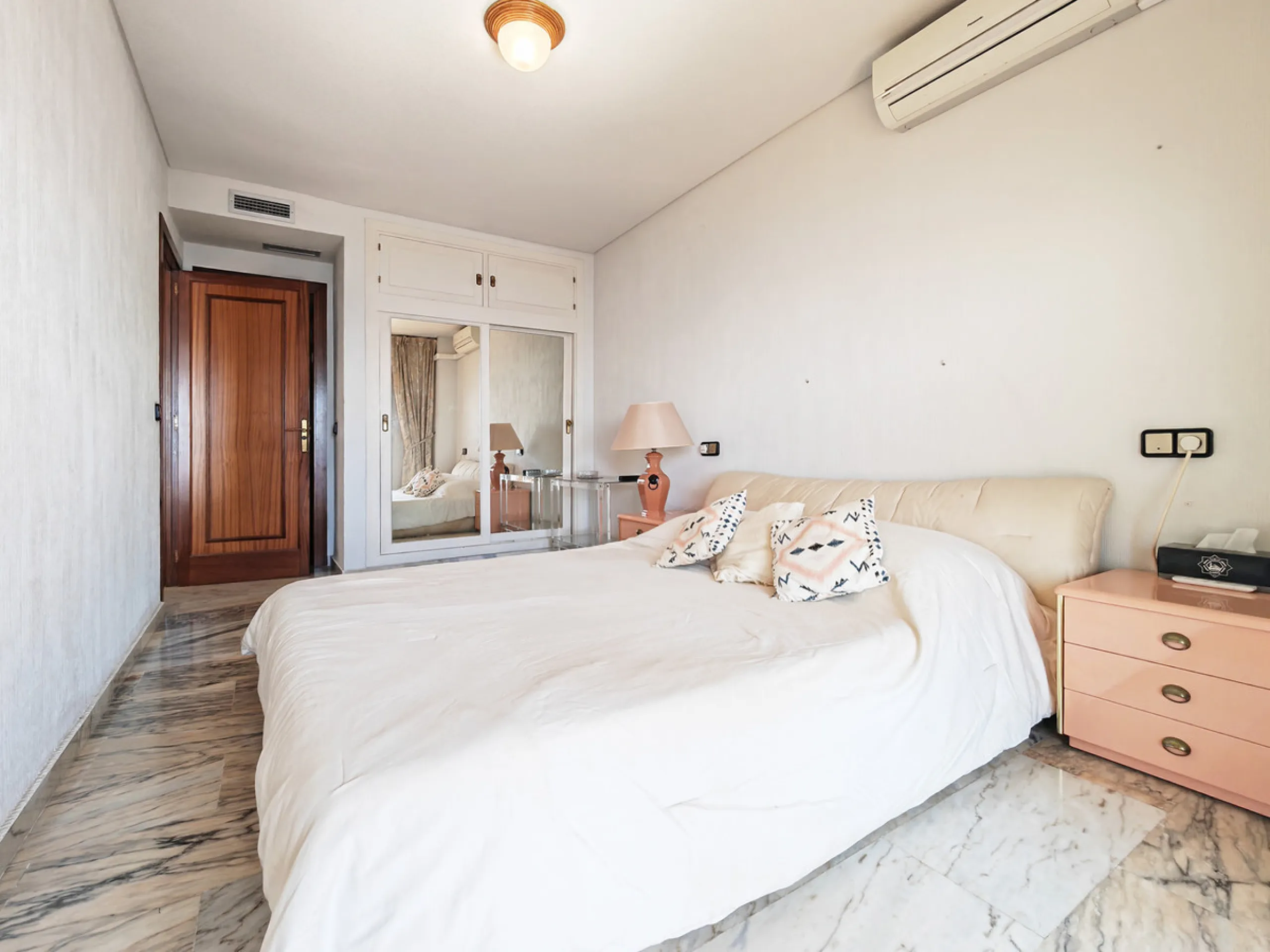 Apartment for sale in , Fuengirola with 5 bedrooms, 4 bathrooms and with orientation south, with communal swimming pool and communal garden. Regarding property dimensions, it has 260 m² built and 50 m² terrace. Has the following facilities front line beac