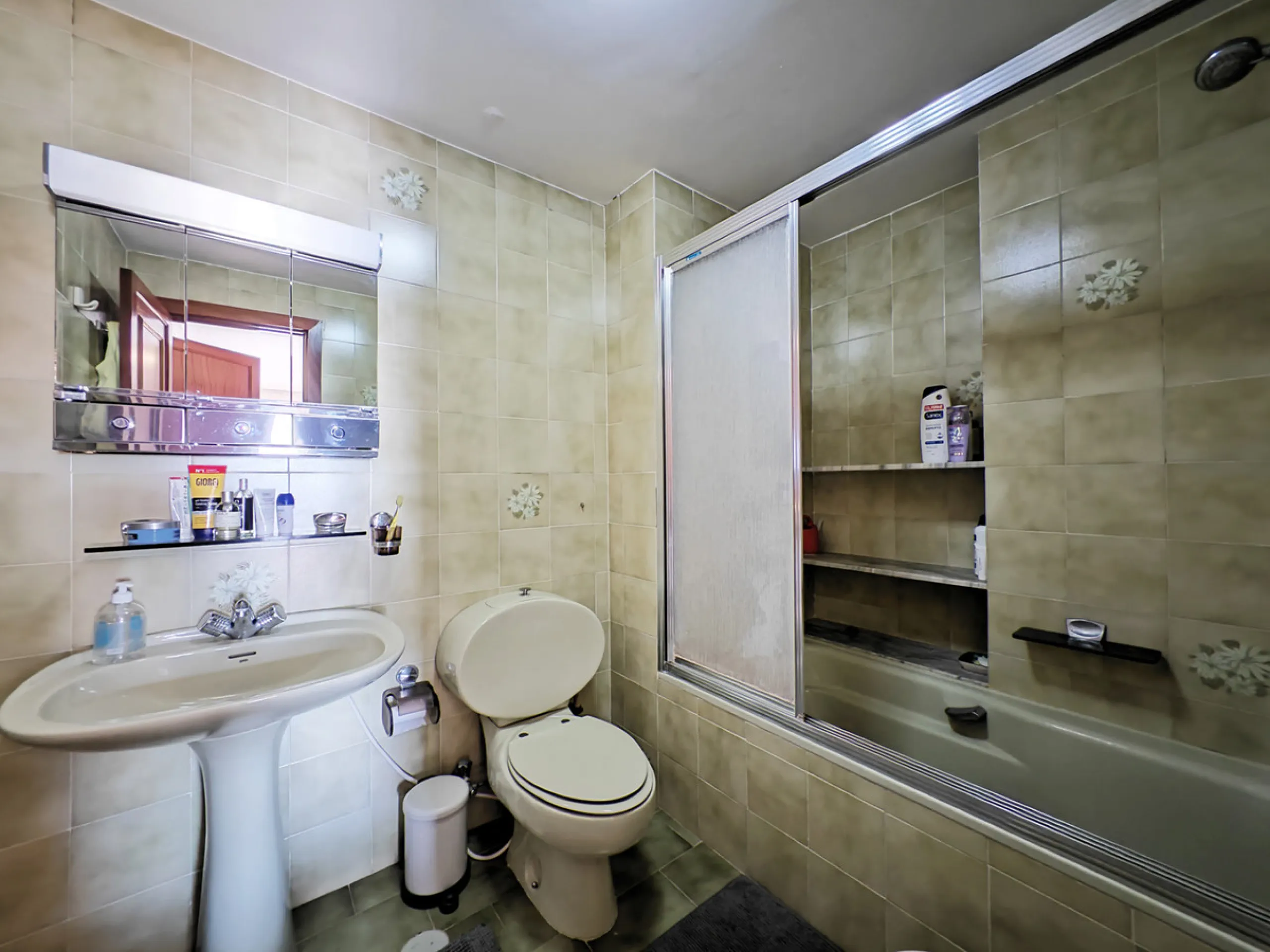 Apartment for sale in , Fuengirola with 5 bedrooms, 4 bathrooms and with orientation south, with communal swimming pool and communal garden. Regarding property dimensions, it has 260 m² built and 50 m² terrace. Has the following facilities front line beac