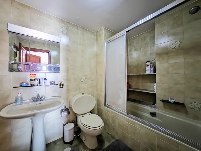 Apartment for sale in , Fuengirola with 5 bedrooms, 4 bathrooms and with orientation south, with communal swimming pool and communal garden. Regarding property dimensions, it has 260 m² built and 50 m² terrace. Has the following facilities front line beac