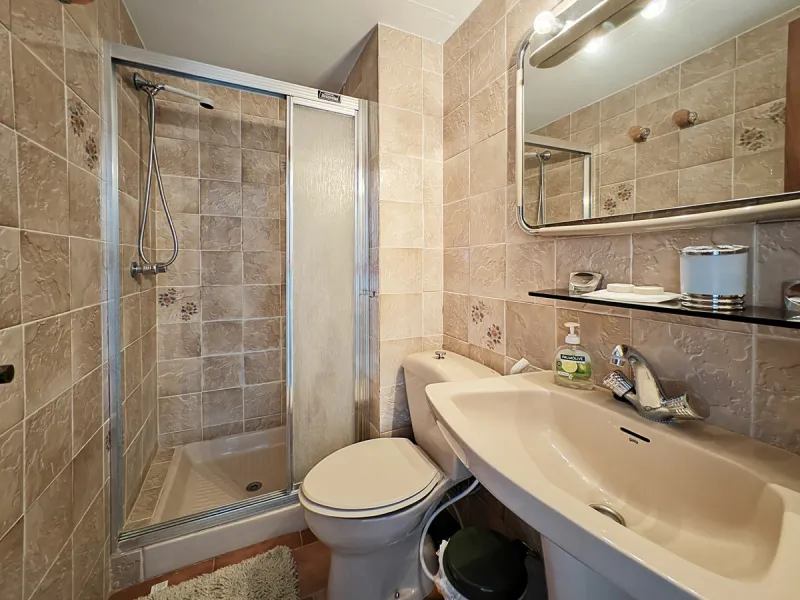 Apartment for sale in , Fuengirola with 5 bedrooms, 4 bathrooms and with orientation south, with communal swimming pool and communal garden. Regarding property dimensions, it has 260 m² built and 50 m² terrace. Has the following facilities front line beac