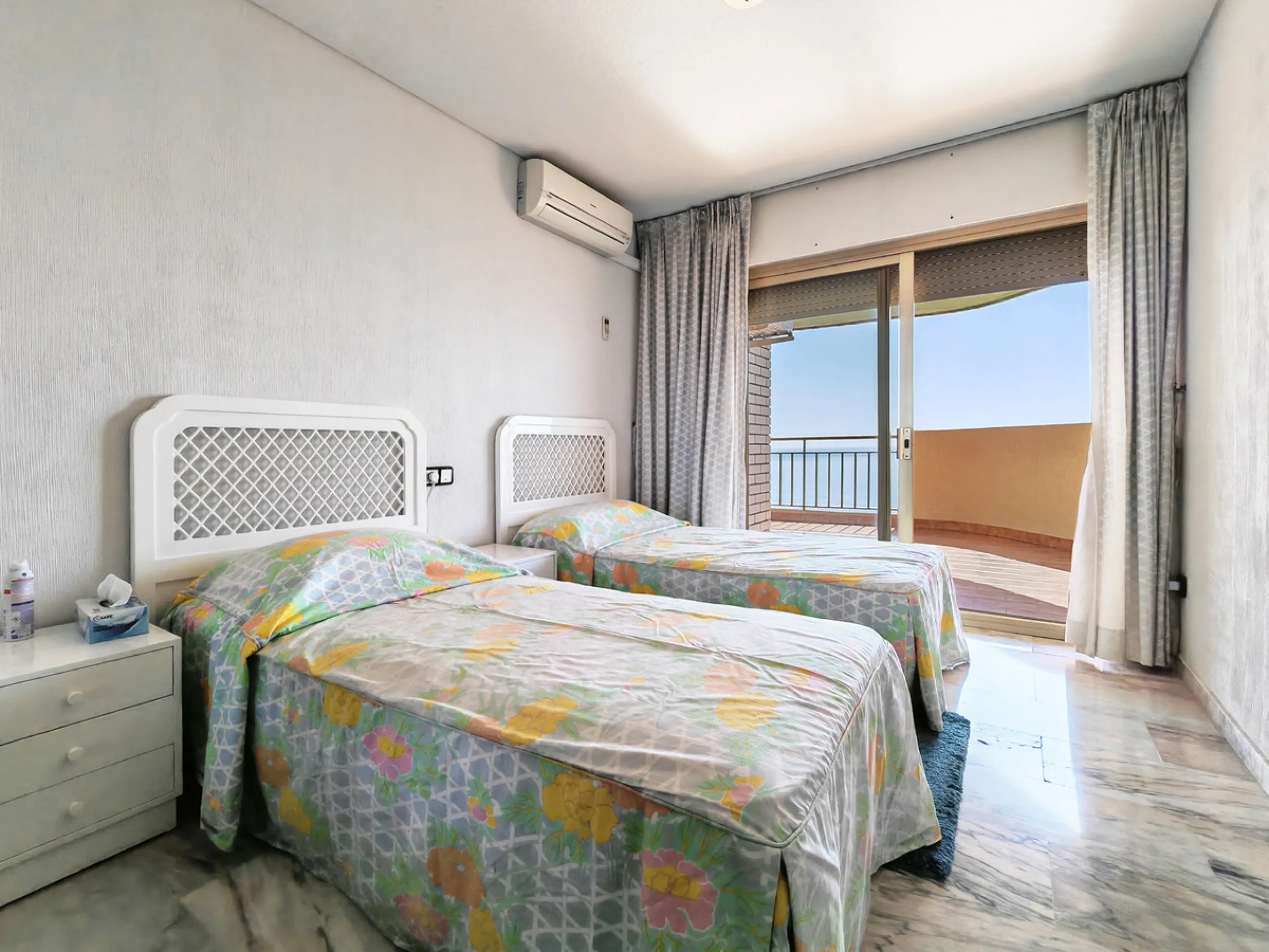 Apartment for sale in , Fuengirola with 5 bedrooms, 4 bathrooms and with orientation south, with communal swimming pool and communal garden. Regarding property dimensions, it has 260 m² built and 50 m² terrace. Has the following facilities front line beac