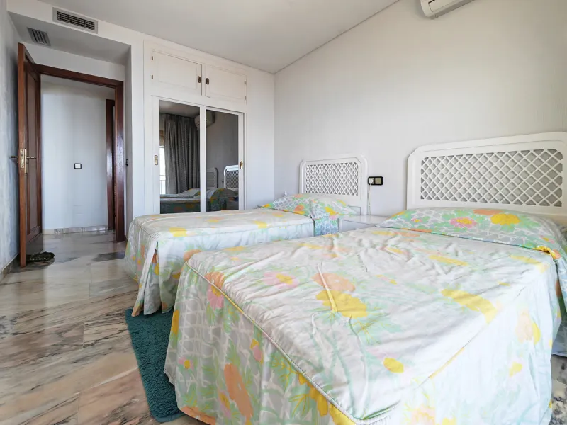 Apartment for sale in , Fuengirola with 5 bedrooms, 4 bathrooms and with orientation south, with communal swimming pool and communal garden. Regarding property dimensions, it has 260 m² built and 50 m² terrace. Has the following facilities front line beac