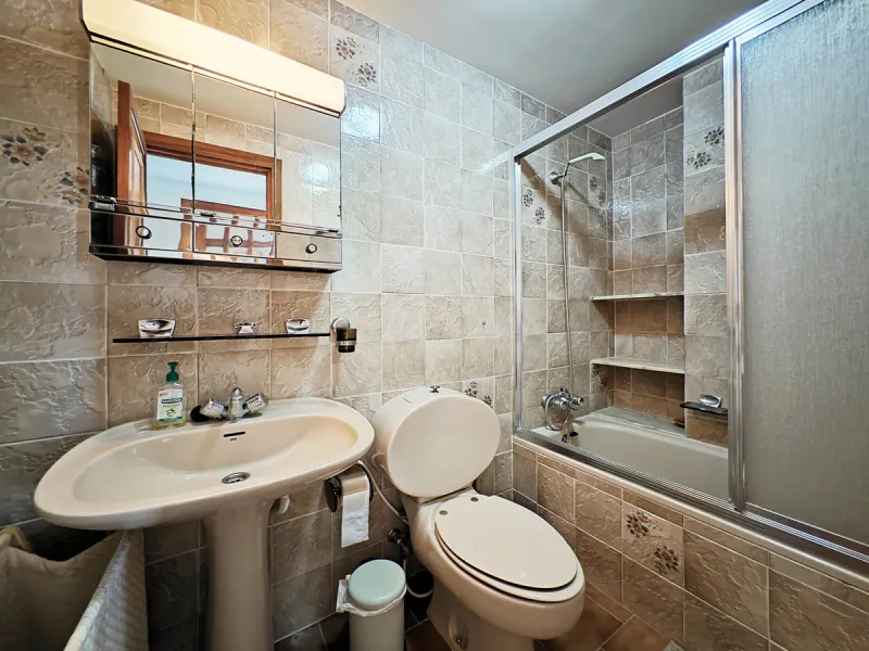 Apartment for sale in , Fuengirola with 5 bedrooms, 4 bathrooms and with orientation south, with communal swimming pool and communal garden. Regarding property dimensions, it has 260 m² built and 50 m² terrace. Has the following facilities front line beac