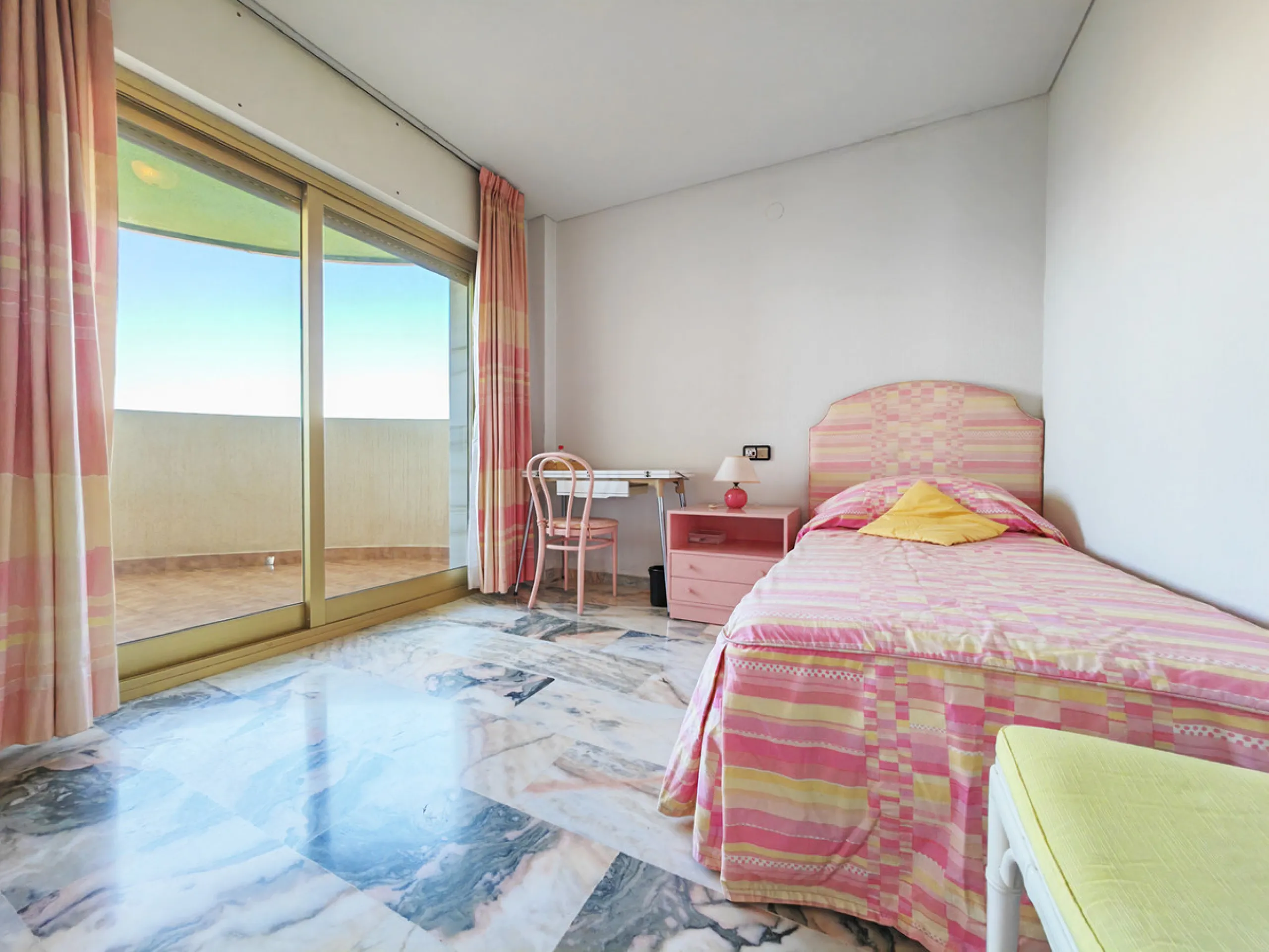 Apartment for sale in , Fuengirola with 5 bedrooms, 4 bathrooms and with orientation south, with communal swimming pool and communal garden. Regarding property dimensions, it has 260 m² built and 50 m² terrace. Has the following facilities front line beac