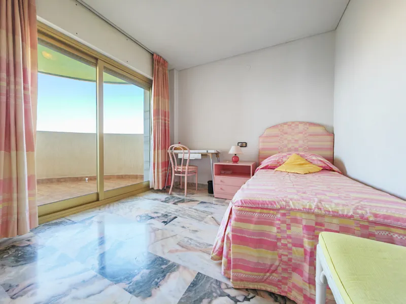Apartment for sale in , Fuengirola with 5 bedrooms, 4 bathrooms and with orientation south, with communal swimming pool and communal garden. Regarding property dimensions, it has 260 m² built and 50 m² terrace. Has the following facilities front line beac
