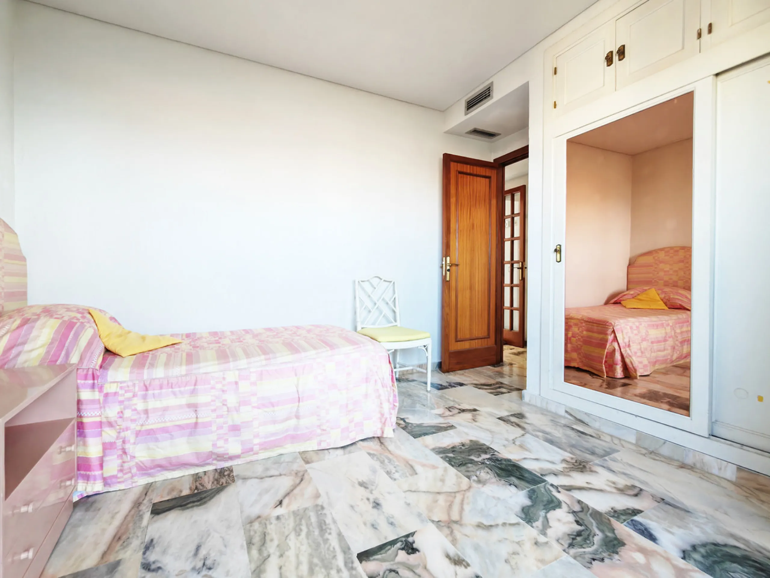 Apartment for sale in , Fuengirola with 5 bedrooms, 4 bathrooms and with orientation south, with communal swimming pool and communal garden. Regarding property dimensions, it has 260 m² built and 50 m² terrace. Has the following facilities front line beac