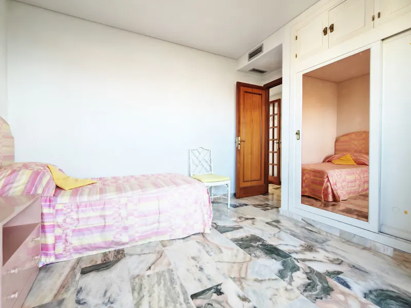 Apartment for sale in , Fuengirola with 5 bedrooms, 4 bathrooms and with orientation south, with communal swimming pool and communal garden. Regarding property dimensions, it has 260 m² built and 50 m² terrace. Has the following facilities front line beac