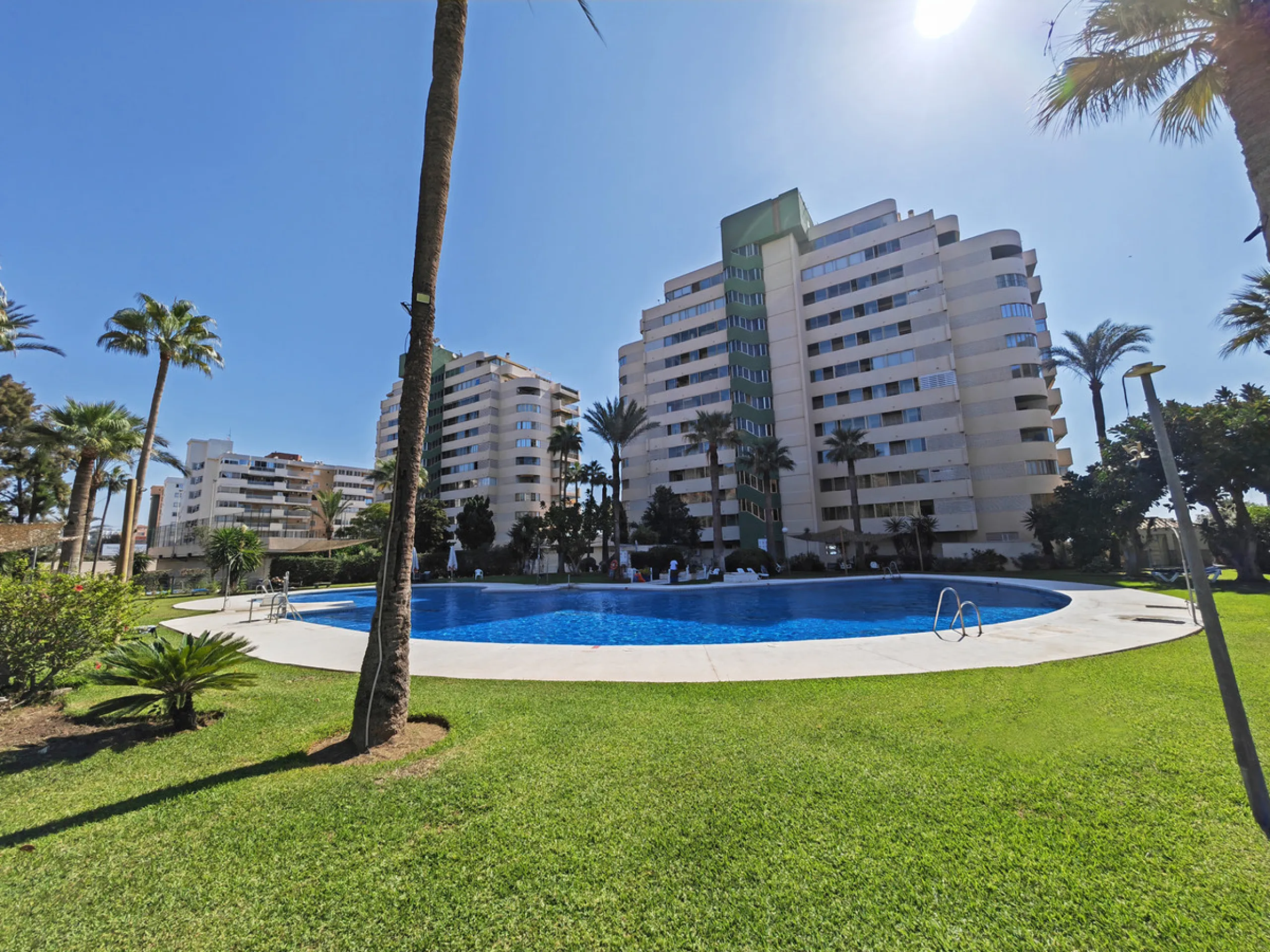 Apartment for sale in , Fuengirola with 5 bedrooms, 4 bathrooms and with orientation south, with communal swimming pool and communal garden. Regarding property dimensions, it has 260 m² built and 50 m² terrace. Has the following facilities front line beac