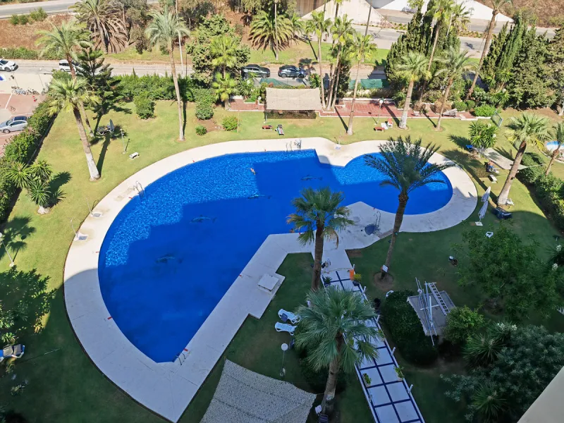 Apartment for sale in , Fuengirola with 5 bedrooms, 4 bathrooms and with orientation south, with communal swimming pool and communal garden. Regarding property dimensions, it has 260 m² built and 50 m² terrace. Has the following facilities front line beac