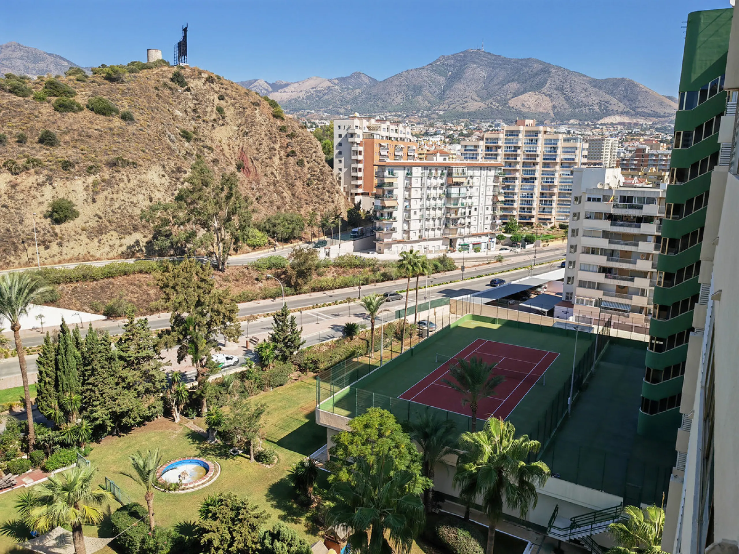 Apartment for sale in , Fuengirola with 5 bedrooms, 4 bathrooms and with orientation south, with communal swimming pool and communal garden. Regarding property dimensions, it has 260 m² built and 50 m² terrace. Has the following facilities front line beac