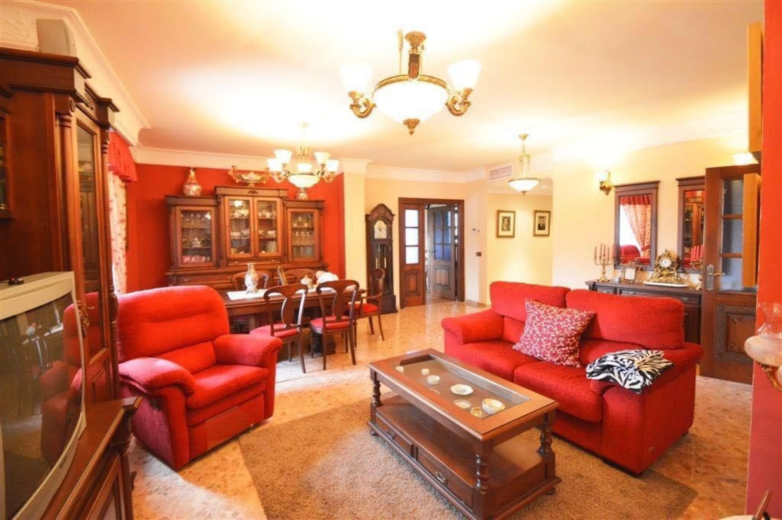 House - Detached Villa в продаже в Villanueva De La Concepcion, Málaga. В доме 7 спален и 6 ванных комнат. Площадь дома 512 м². Площадь участка 216 м²
