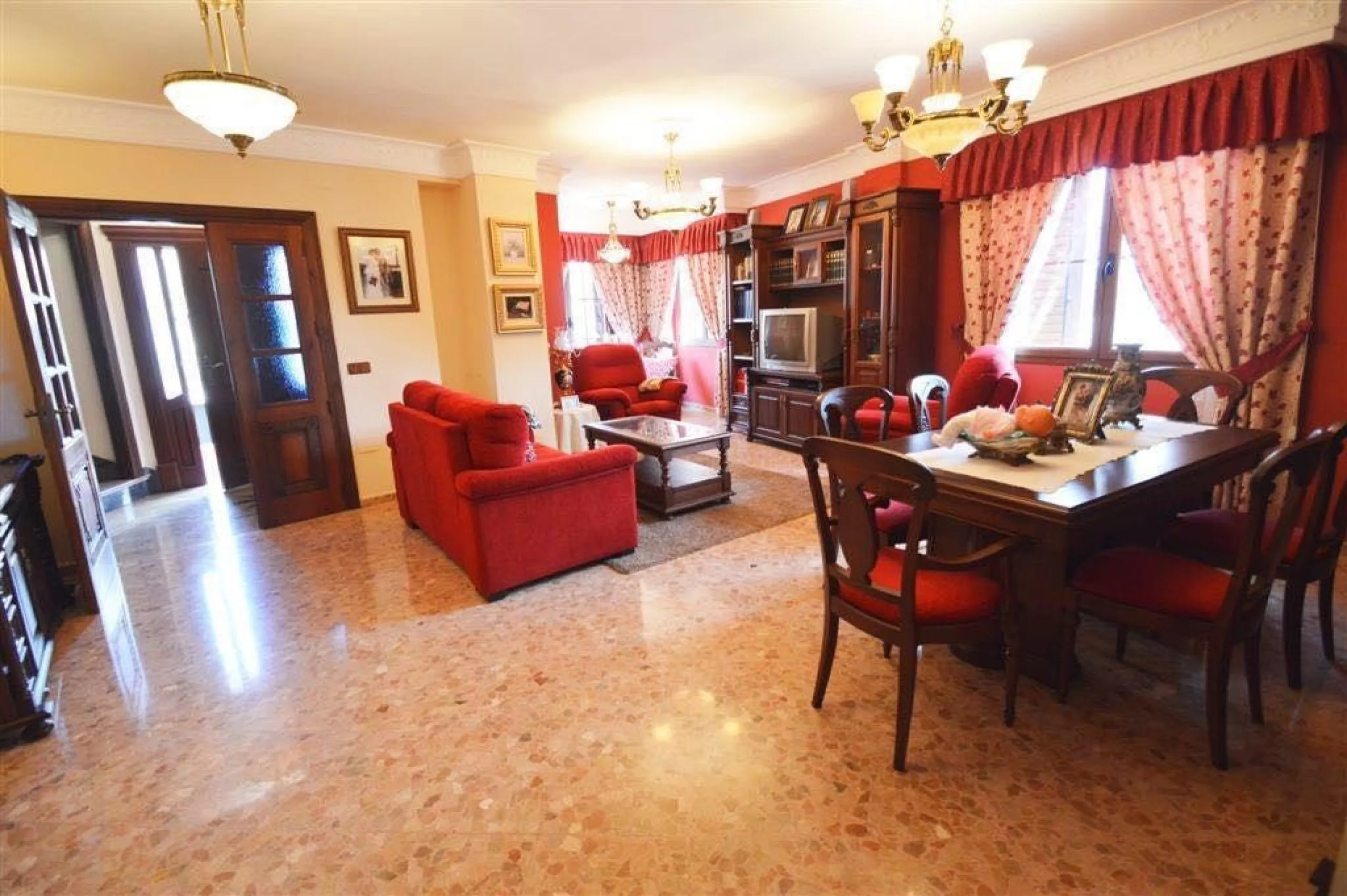 House - Detached Villa в продаже в Villanueva De La Concepcion, Málaga. В доме 7 спален и 6 ванных комнат. Площадь дома 512 м². Площадь участка 216 м²