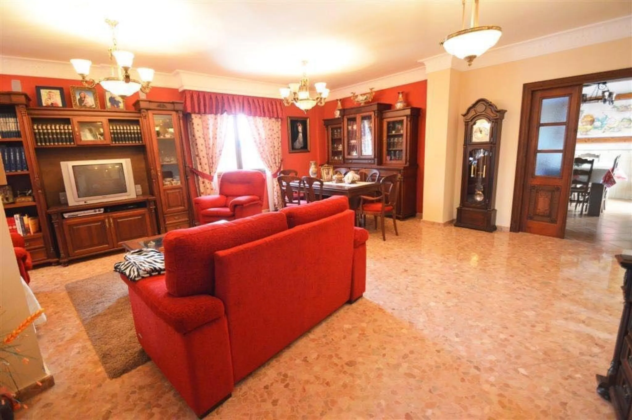 House - Detached Villa в продаже в Villanueva De La Concepcion, Málaga. В доме 7 спален и 6 ванных комнат. Площадь дома 512 м². Площадь участка 216 м²