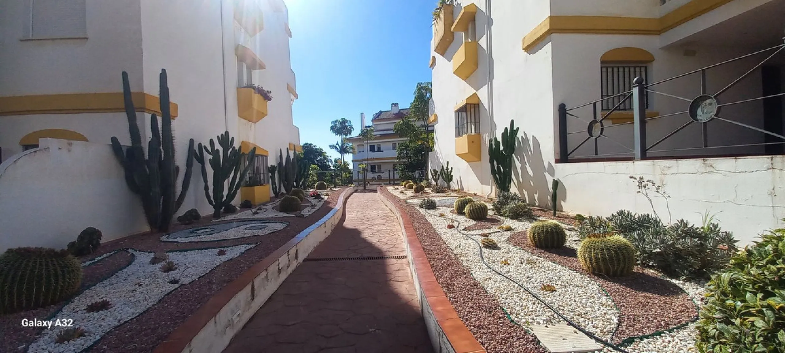 Here we have a fabulous two-bedroom, two-bathroom apartment front line golf in Gran Calanova Golf, overlooking Calanova Golf Course. Boasting stunning panoramic views over the fairways, mountains, and down to the coast, this property offers a perfect blen
