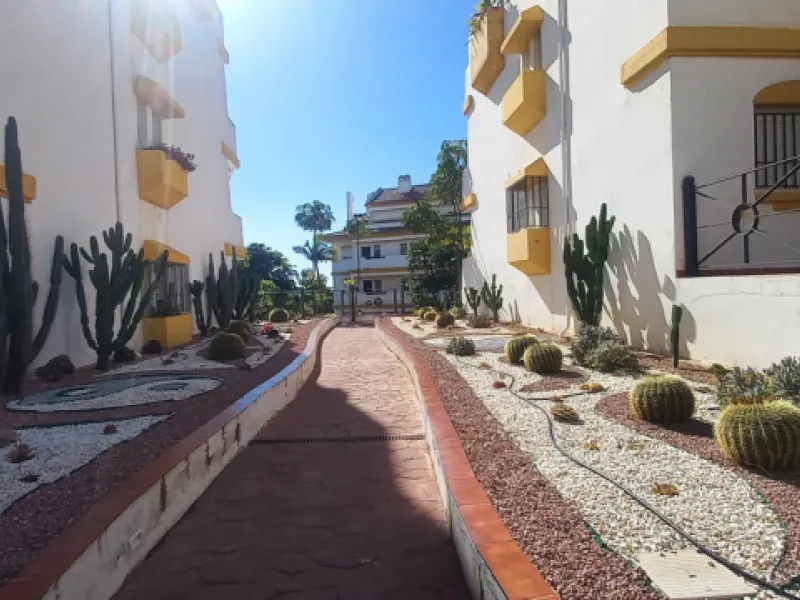 Here we have a fabulous two-bedroom, two-bathroom apartment front line golf in Gran Calanova Golf, overlooking Calanova Golf Course. Boasting stunning panoramic views over the fairways, mountains, and down to the coast, this property offers a perfect blen