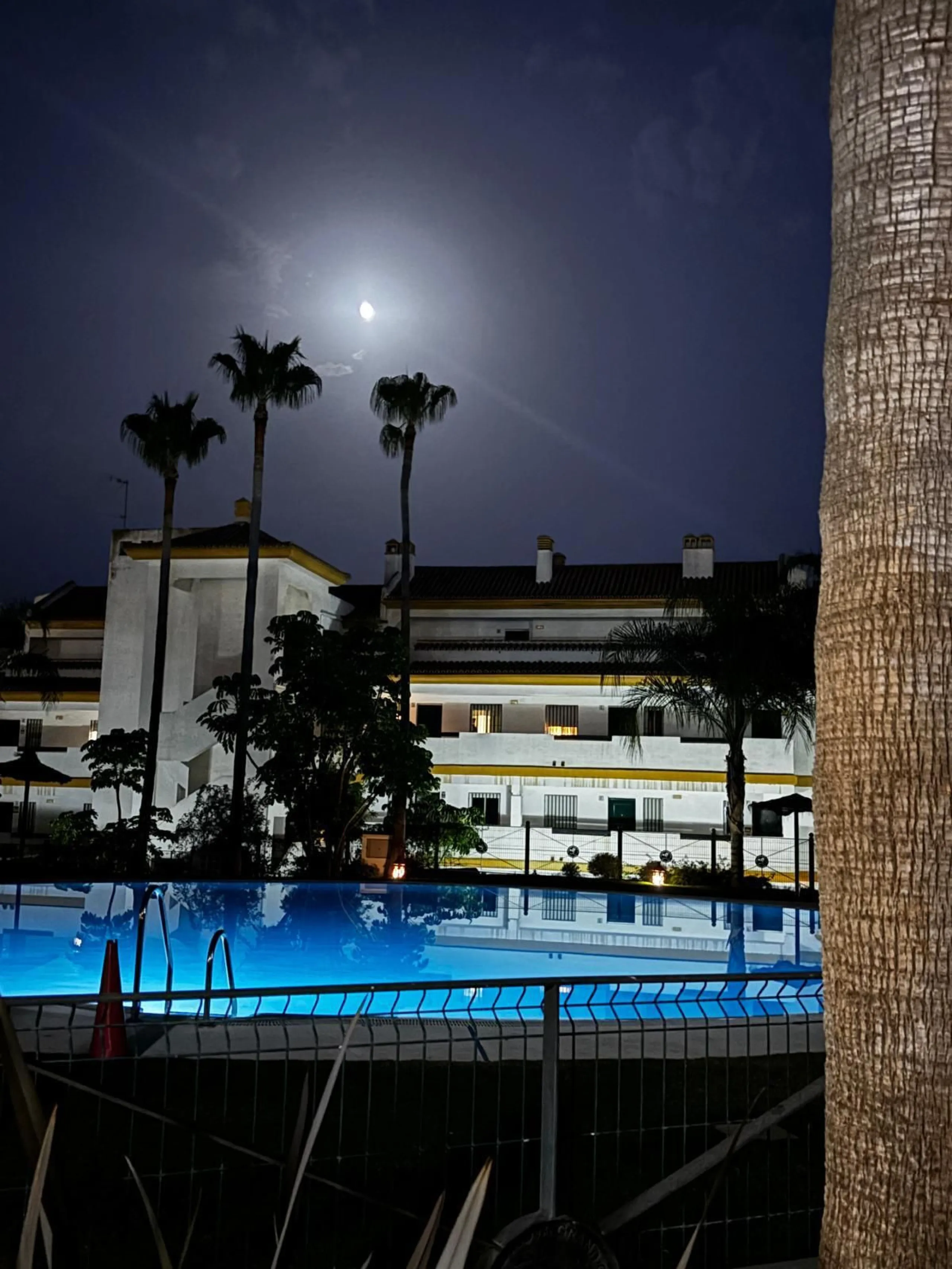 Here we have a fabulous two-bedroom, two-bathroom apartment front line golf in Gran Calanova Golf, overlooking Calanova Golf Course. Boasting stunning panoramic views over the fairways, mountains, and down to the coast, this property offers a perfect blen