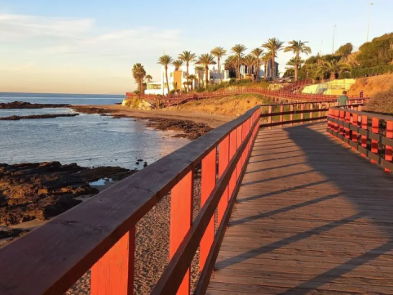 Here we have a fabulous two-bedroom, two-bathroom apartment front line golf in Gran Calanova Golf, overlooking Calanova Golf Course. Boasting stunning panoramic views over the fairways, mountains, and down to the coast, this property offers a perfect blen