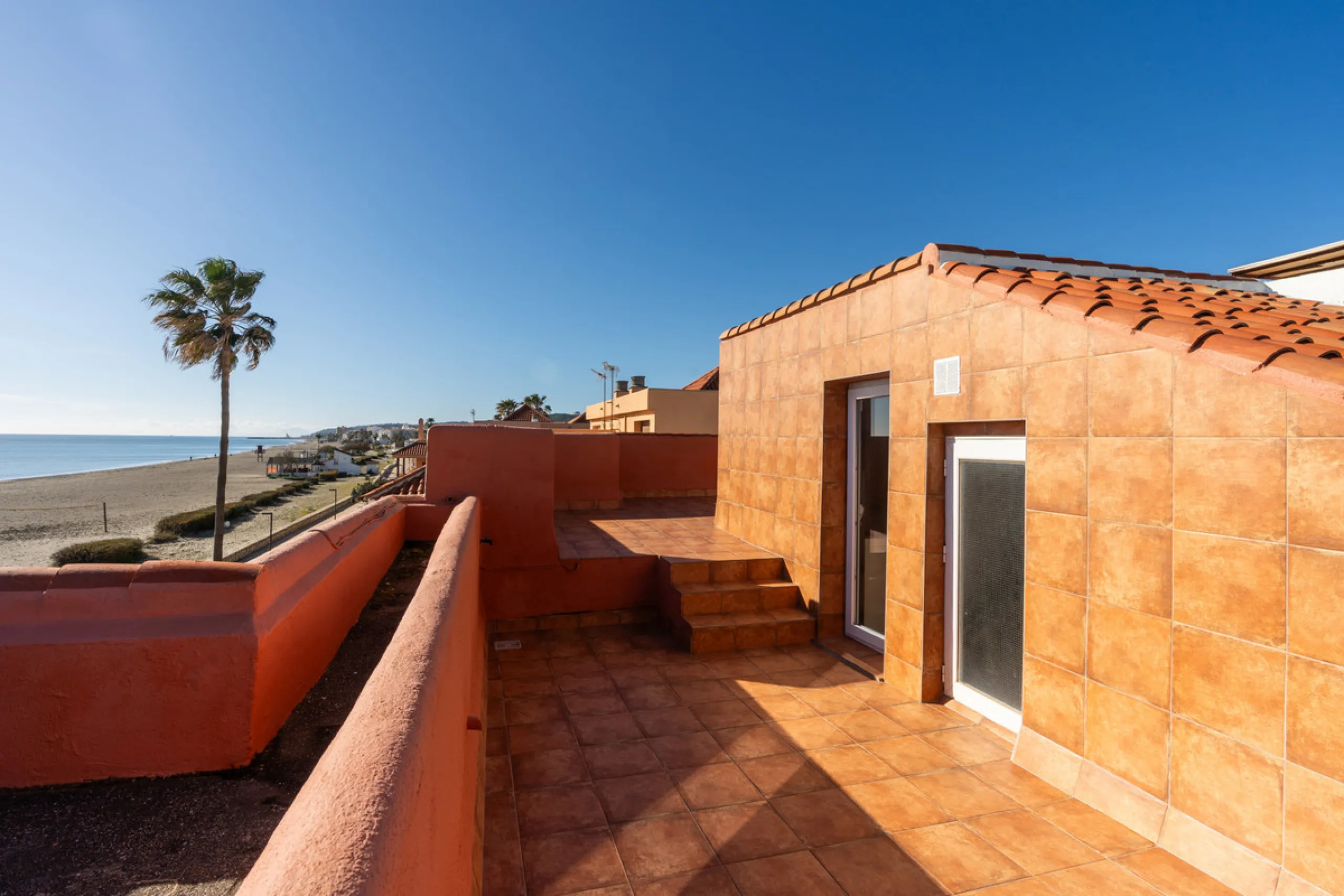 Strandnahes Stadthaus mit Meerblick bei San Luis de Sabinillas, Casares