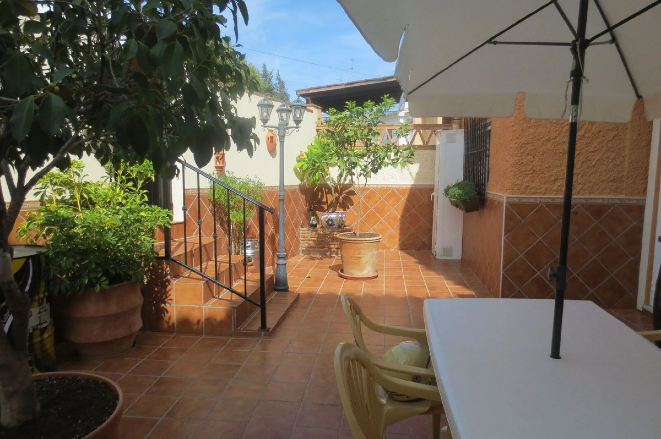 Fantastic semi-detached single-family home in the lower part of the El Coto Urbanization.