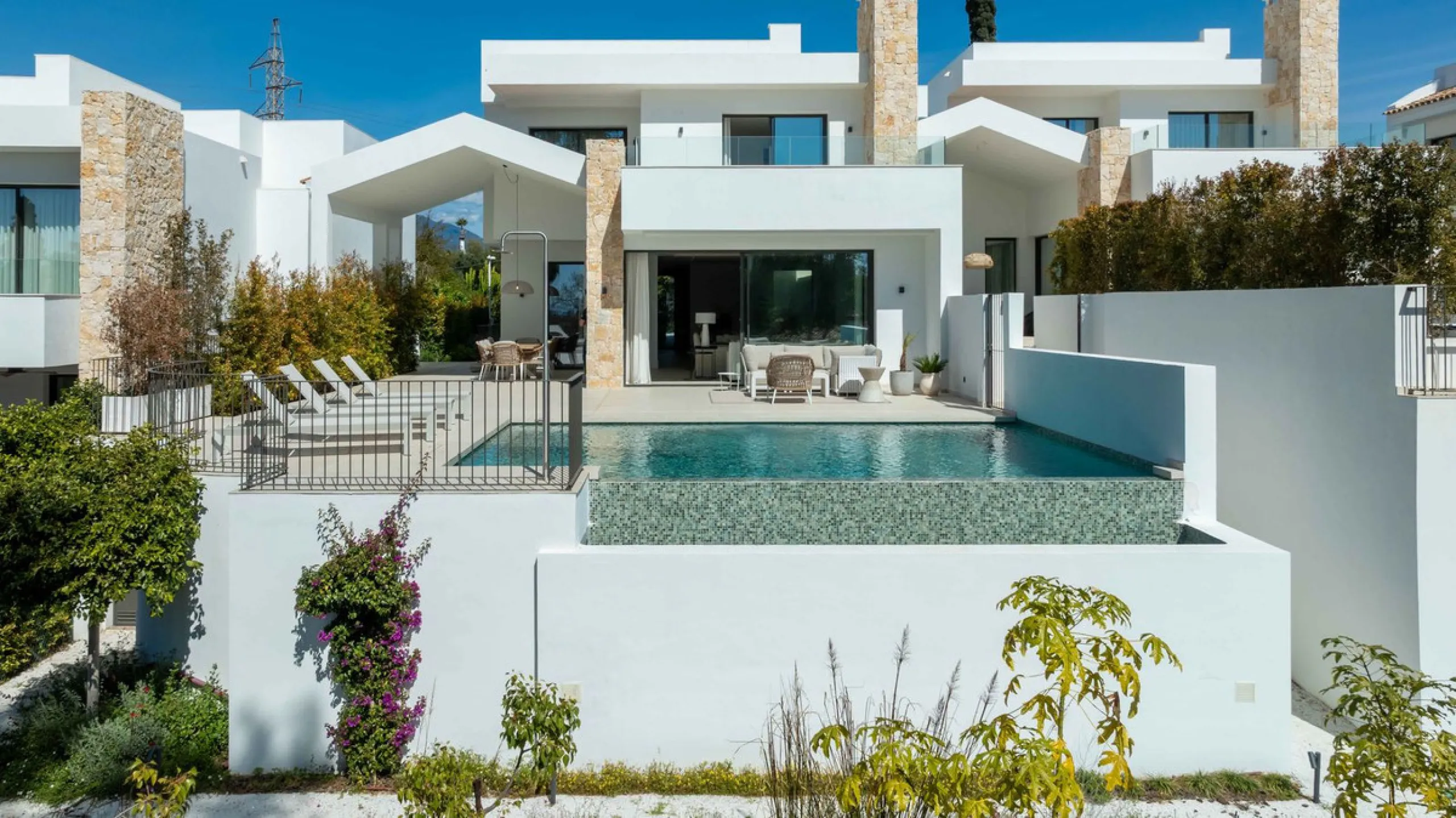 This villa in San Pedro Alcántara is listed at €3,695,000 with 5 bedrooms, 4.5 bathrooms, 488 m² of built living space and 238 m² of terraces, set on a 526 m² plot with private pool, jacuzzi and garage space for 3 cars.