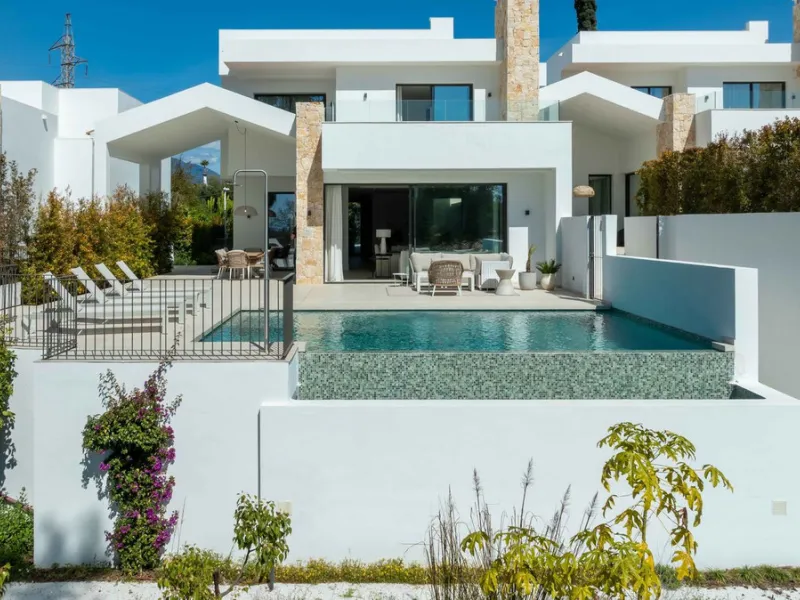 This villa in San Pedro Alcántara is listed at €3,695,000 with 5 bedrooms, 4.5 bathrooms, 488 m² of built living space and 238 m² of terraces, set on a 526 m² plot with private pool, jacuzzi and garage space for 3 cars.